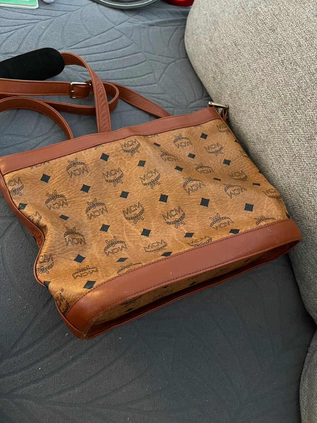 MCM Shoulder bucket Bag image indicator(3)