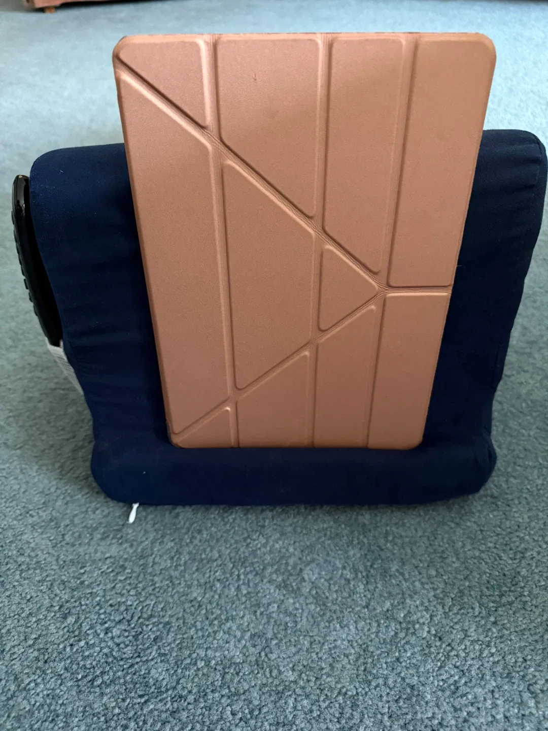 Cushioned pilllow stand for tablets, e-readers and more. image indicator(5)