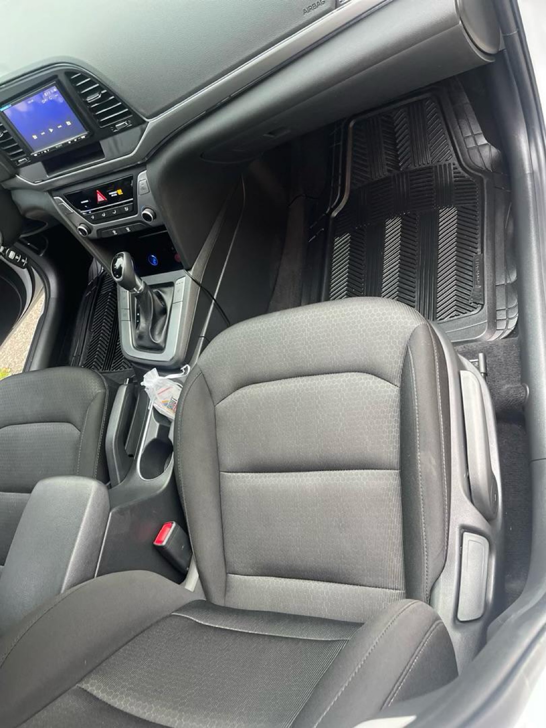 Hyundai Elantra - White Sedan - photo 5