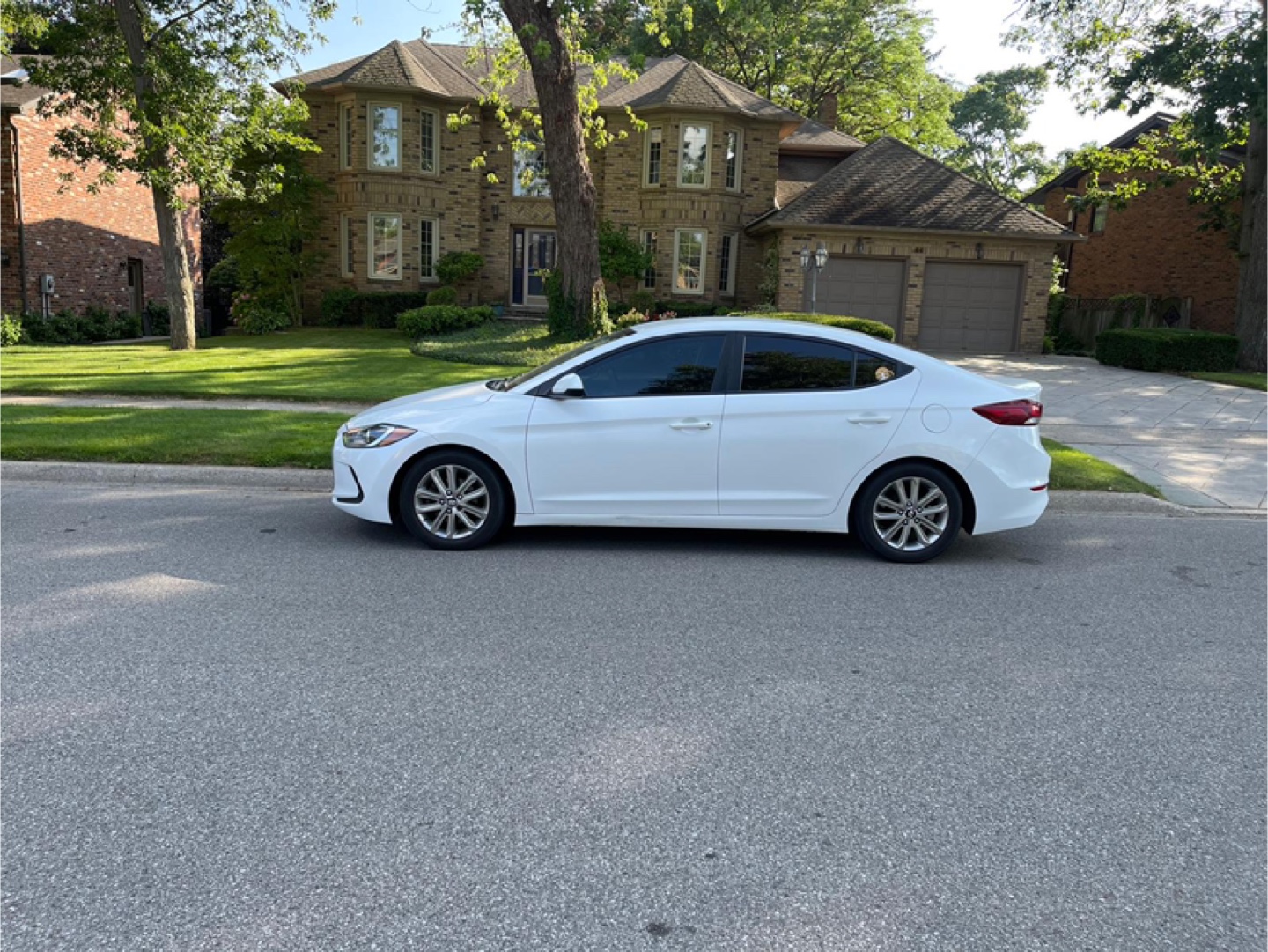 Hyundai Elantra - White Sedan - photo 4