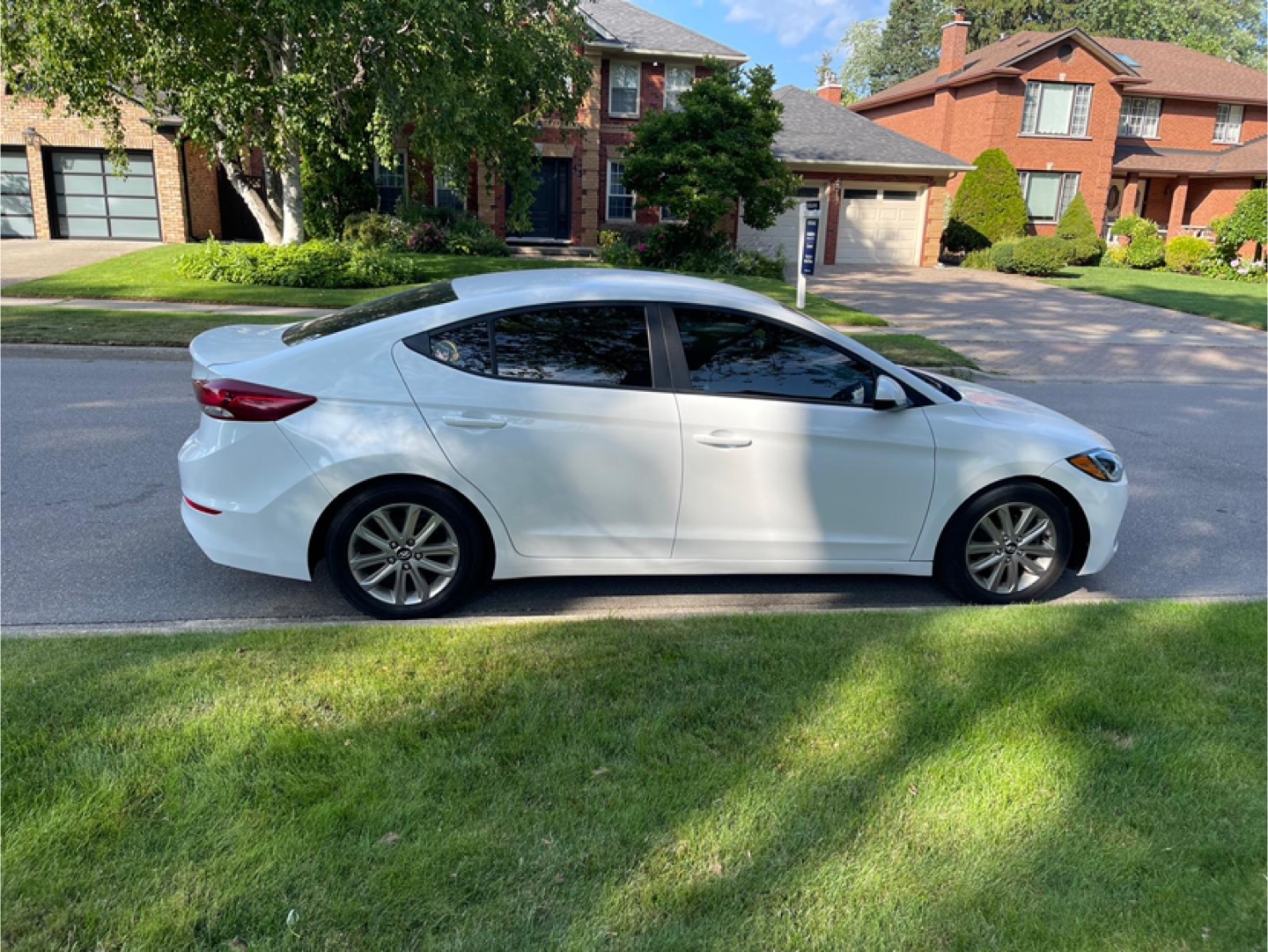 Hyundai Elantra - White Sedan - photo 3