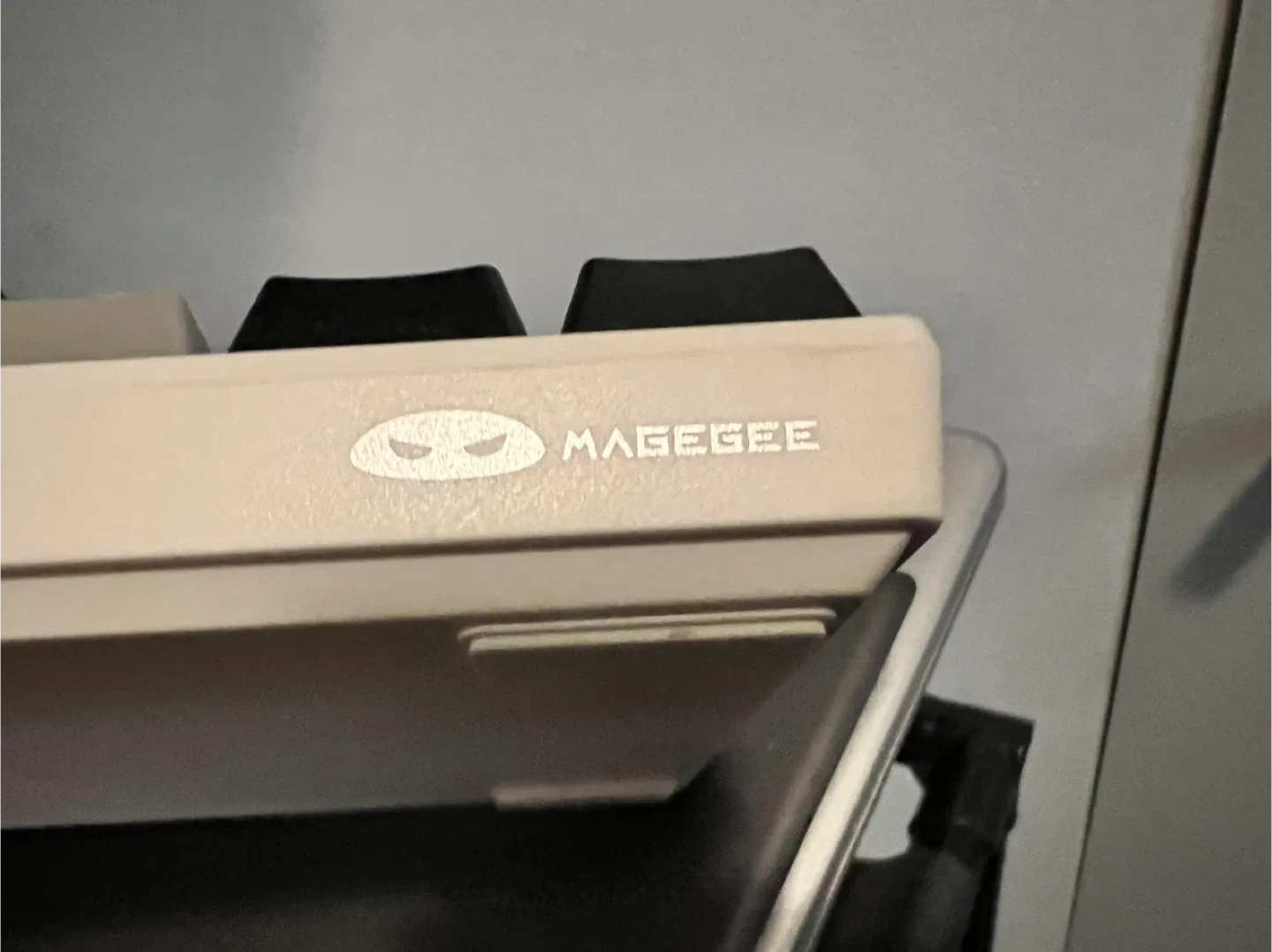 MageGee Keyboard - Red, White, Grey 🥕 image indicator(2)