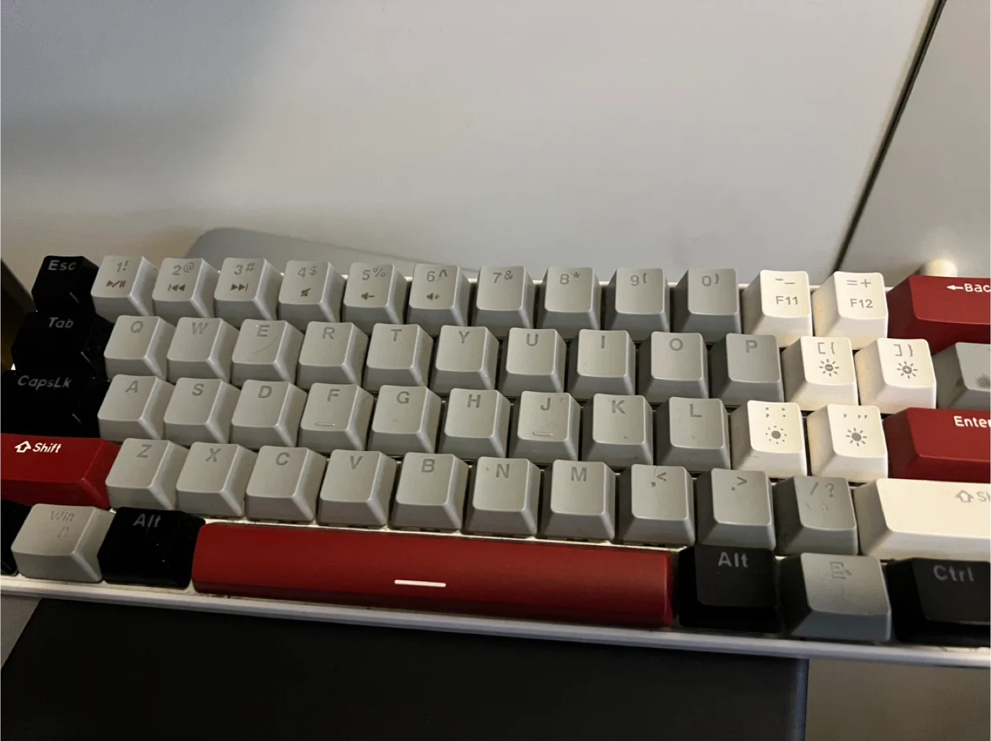 MageGee Keyboard - Red, White, Grey 🥕 image indicator(3)