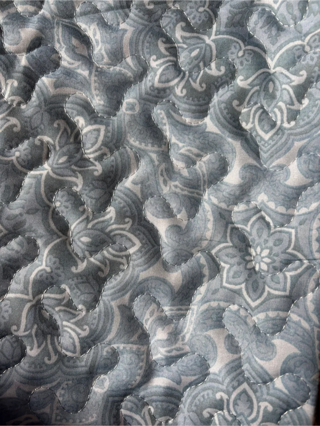 Queen Quilt with 2 pillows thumbnail