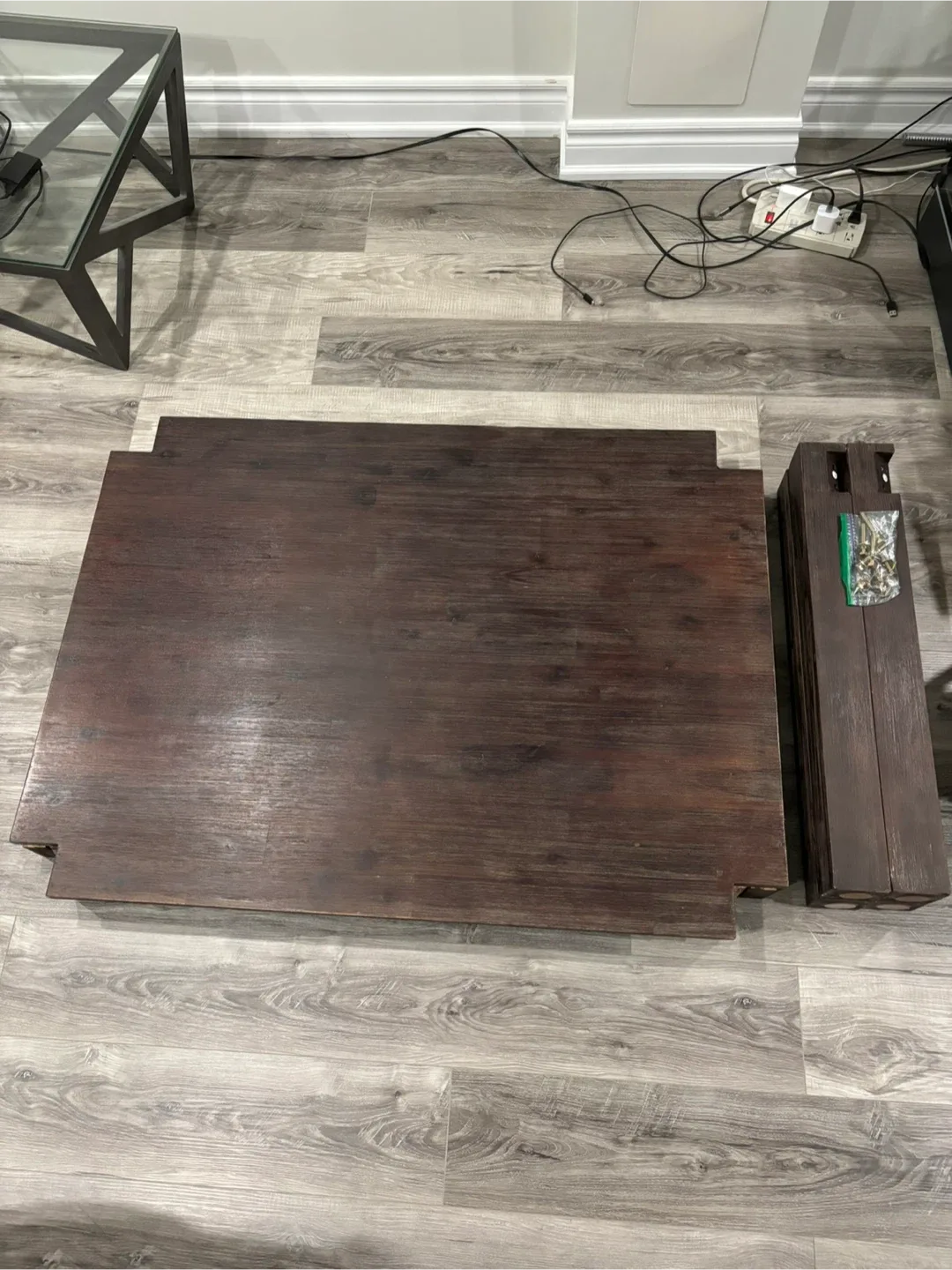 LIKE NEW Structube 4-6 seat wooden table image indicator(10)