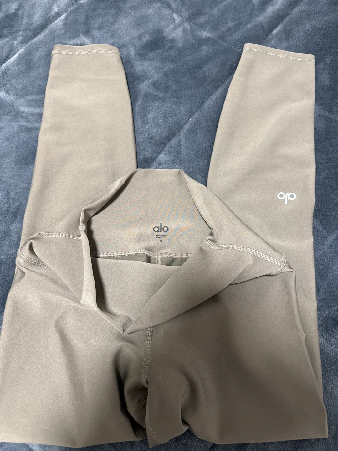 ALO Yoga High-Waist Alosoft Lounge Leggings image indicator(2)