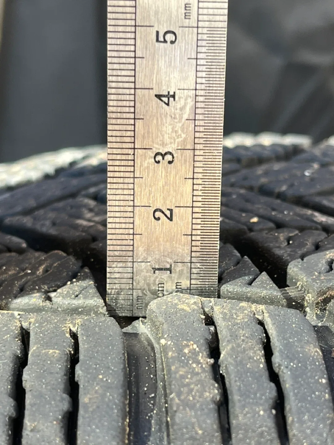 Set of 4 Winter Tires 225/50R17 image indicator(6)