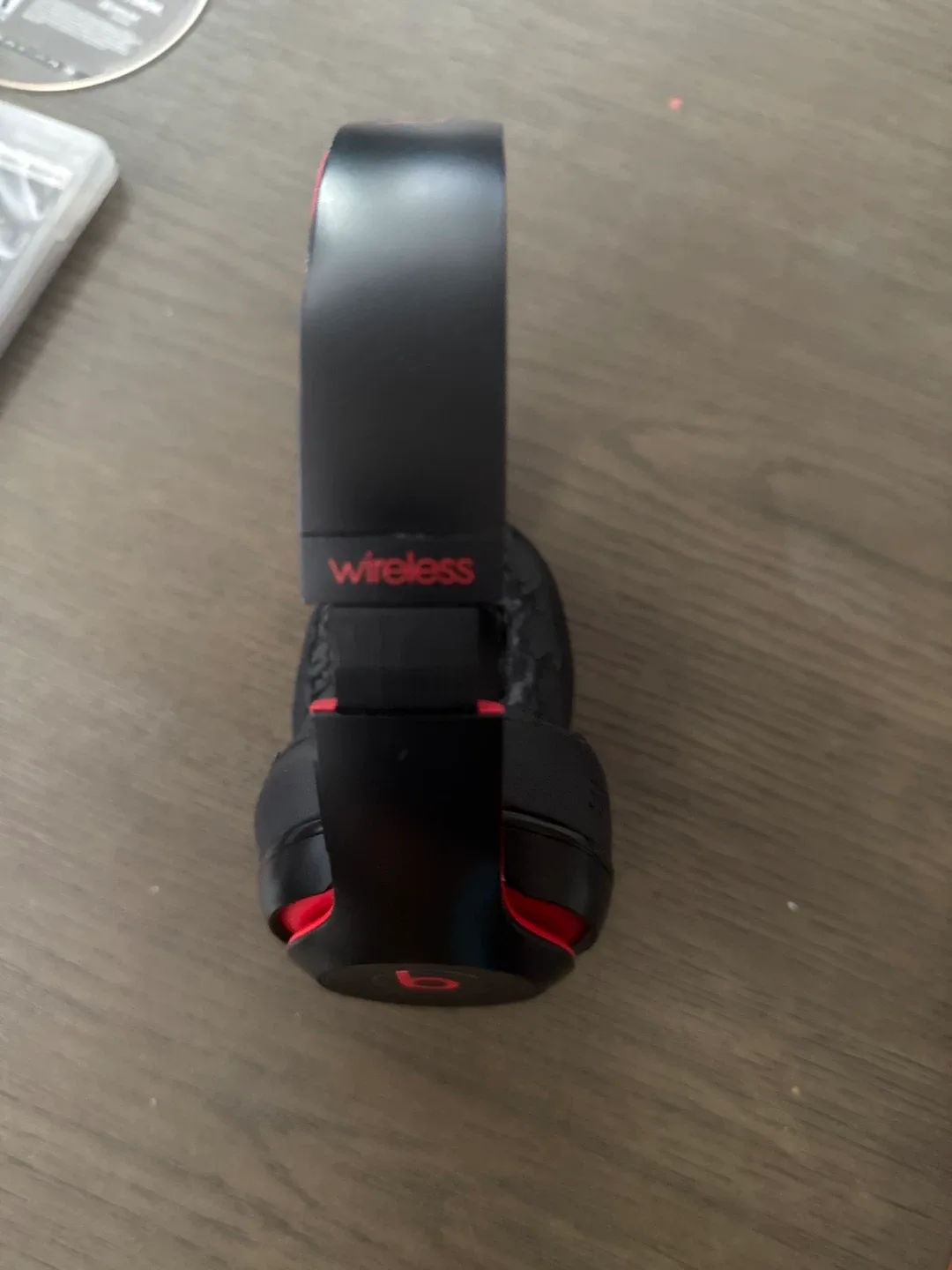 Beats Studio3 Wireless Headphones - Black & Red image indicator(4)