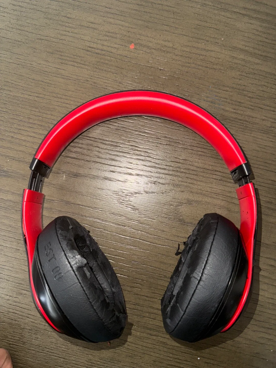 Beats Studio3 Wireless Headphones - Black & Red image indicator(2)
