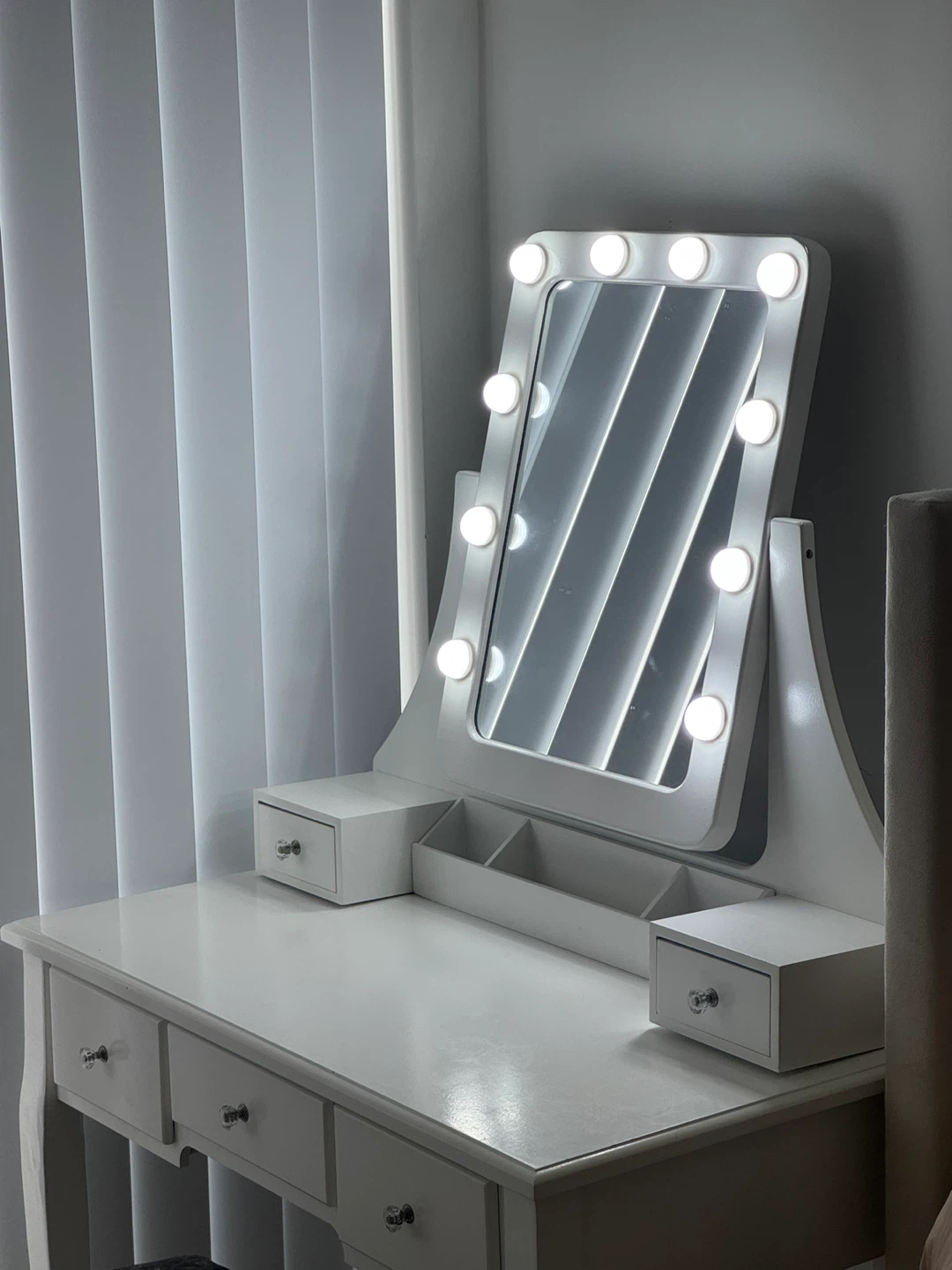 White Vanity Table with Lighted Mirror & Stool - photo 2