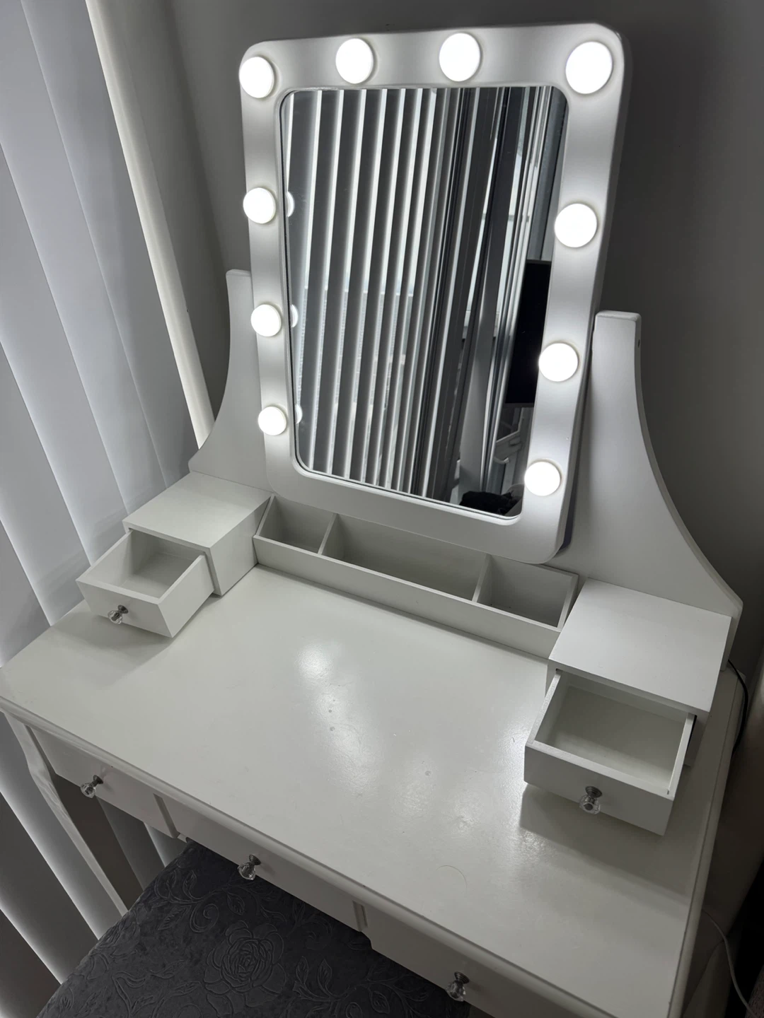 White Vanity Table with Lighted Mirror & Stool - photo 4