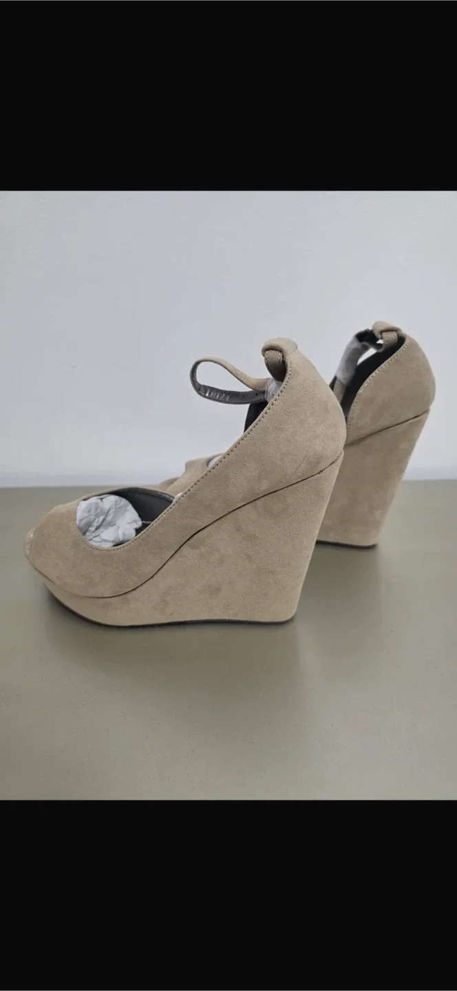 Rue21 Wedge Heels - Size 7/8 image indicator(2)