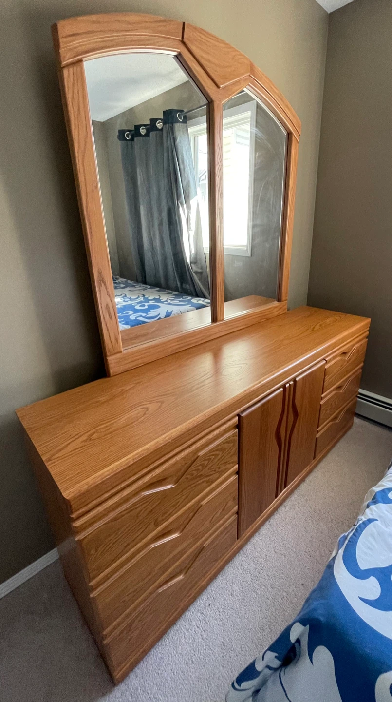 Pickup today Queen Oak Bedroom Set moving sale - photo 3