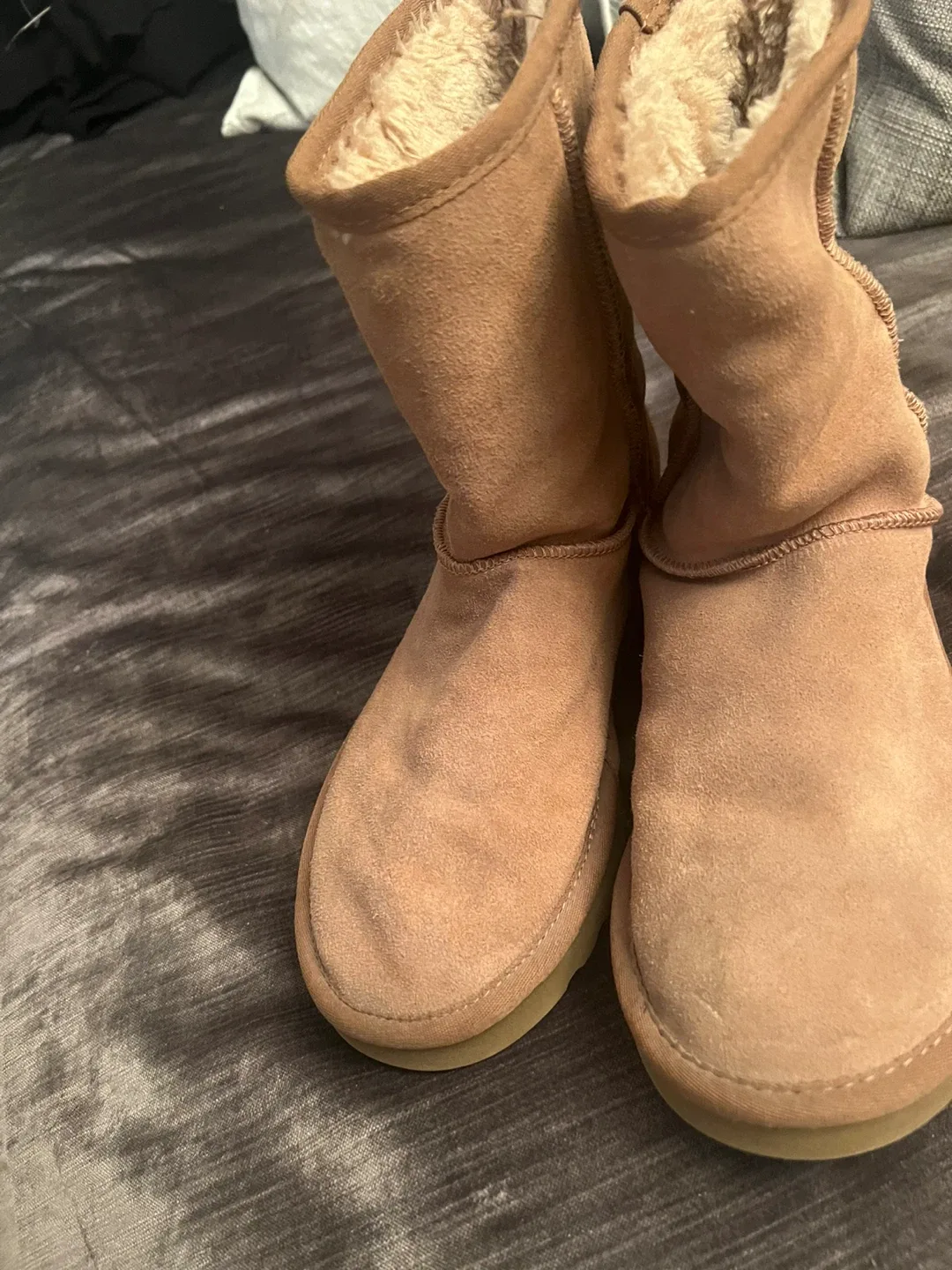 UGG Classic Short Boots - Size 7 image indicator(2)