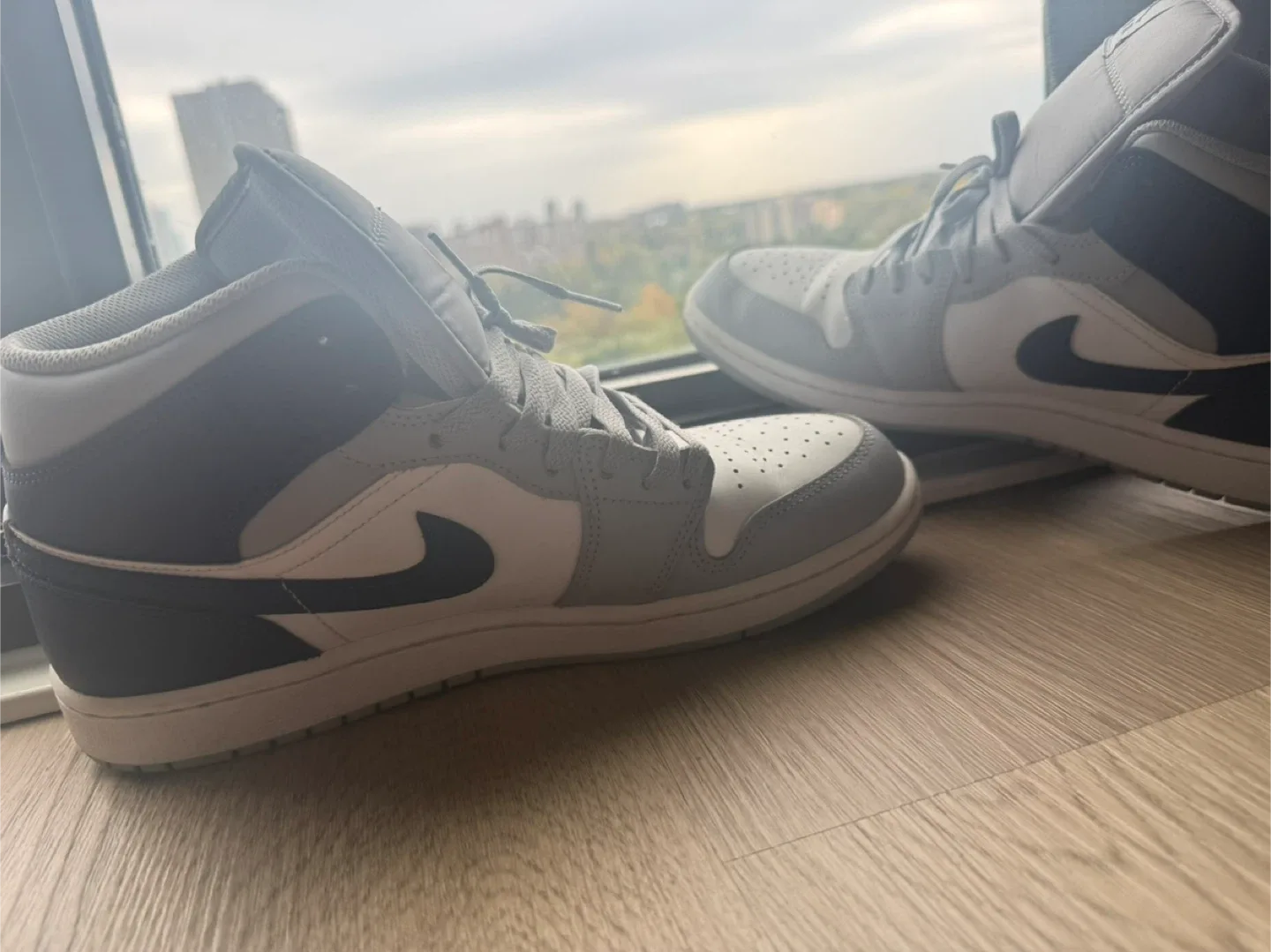 Nike Air Jordan 1 Mid Grey image indicator(3)