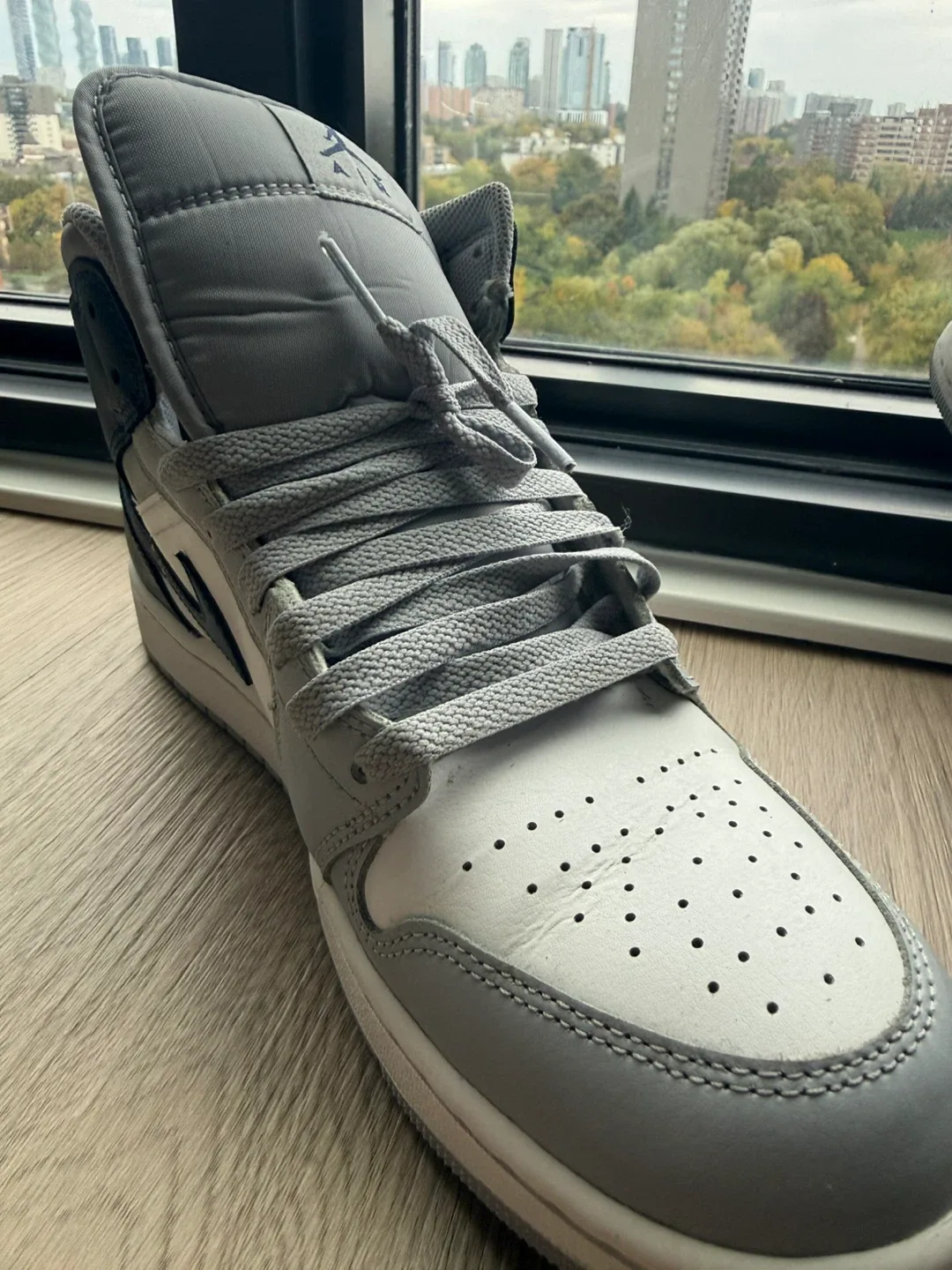 Nike Air Jordan 1 Mid Grey image indicator(5)