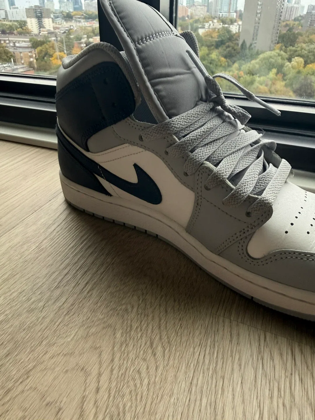 Nike Air Jordan 1 Mid Grey image indicator(4)