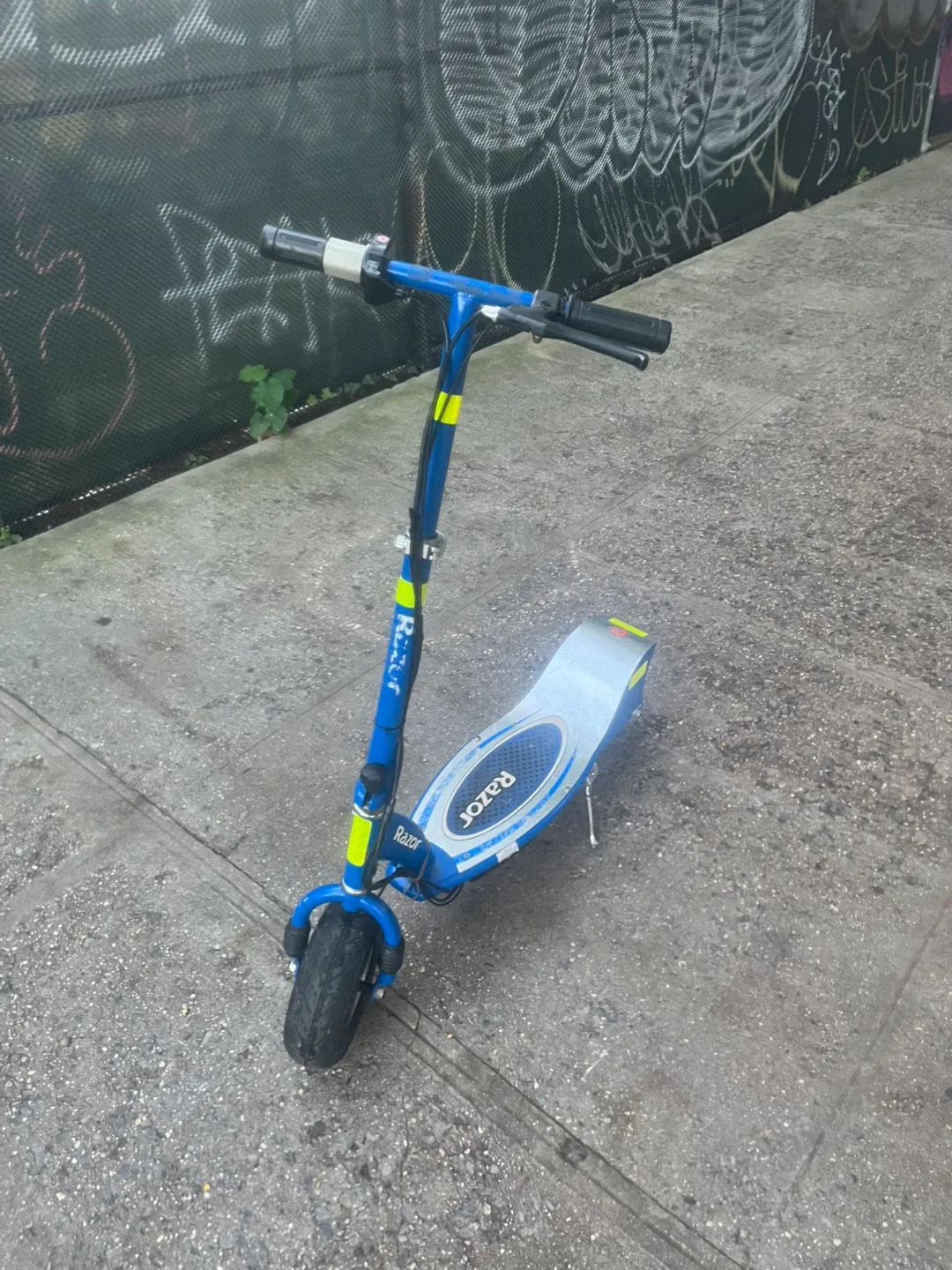 Razor E300 Electric Scooter - Blue image indicator(2)