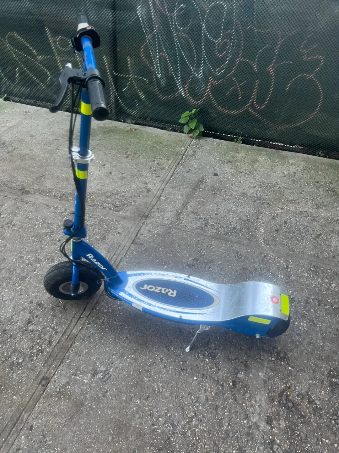 Razor E300 Electric Scooter - Blue image indicator(3)