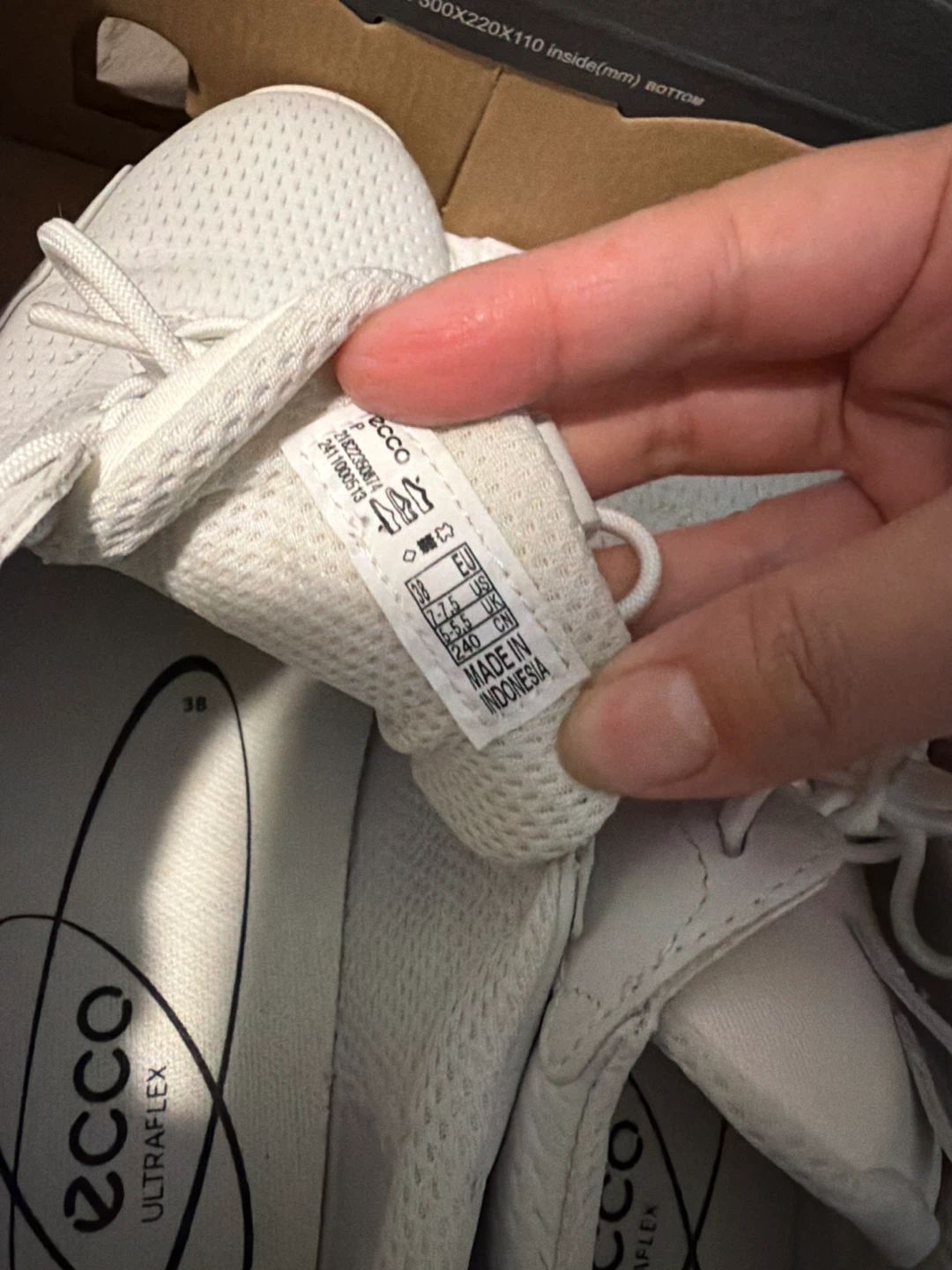 ECCO Ultraflex White Sneakers - Size 7.5 - photo 3