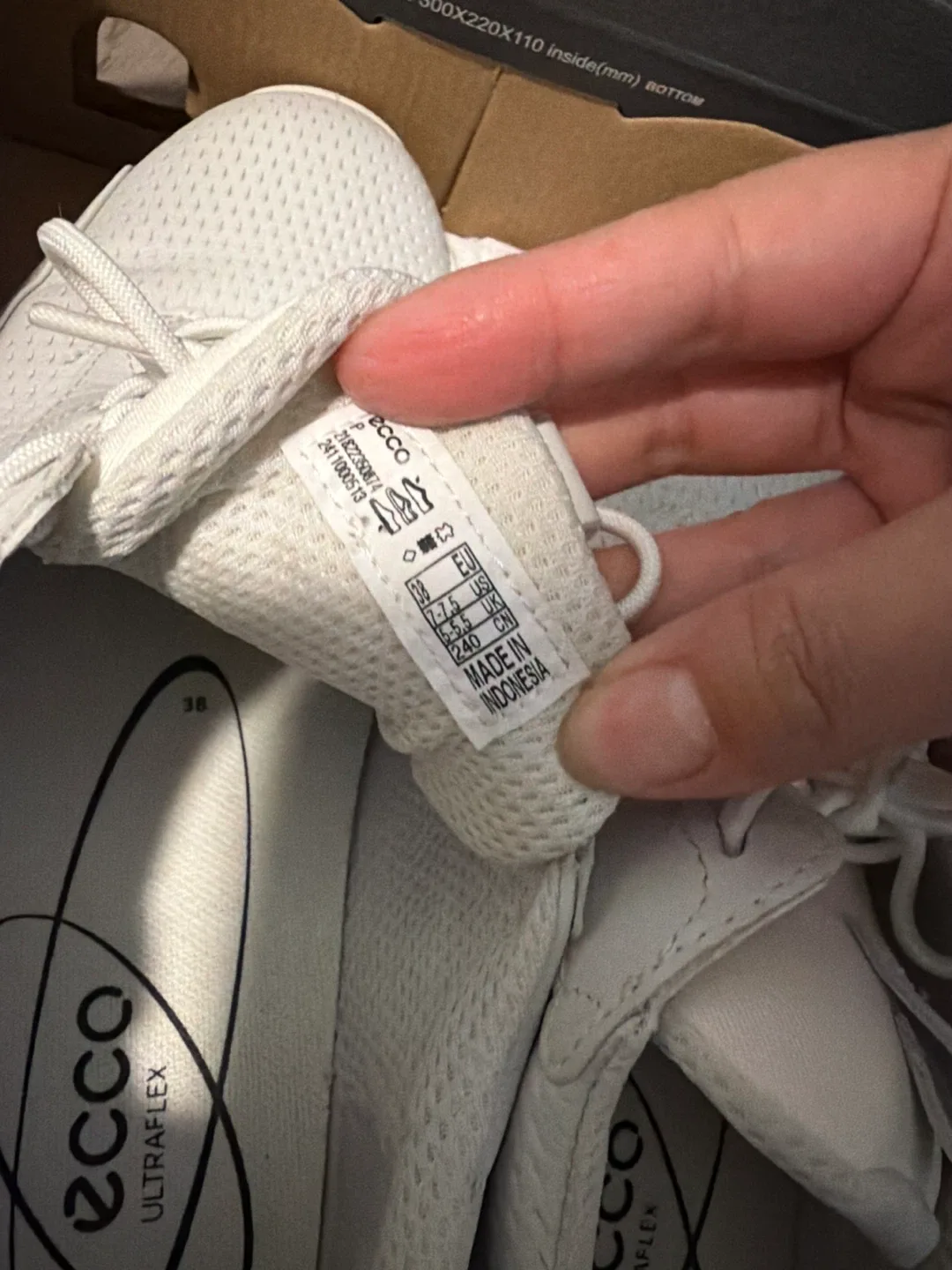 ECCO Ultraflex White Sneakers - Size 7.5 image indicator(3)