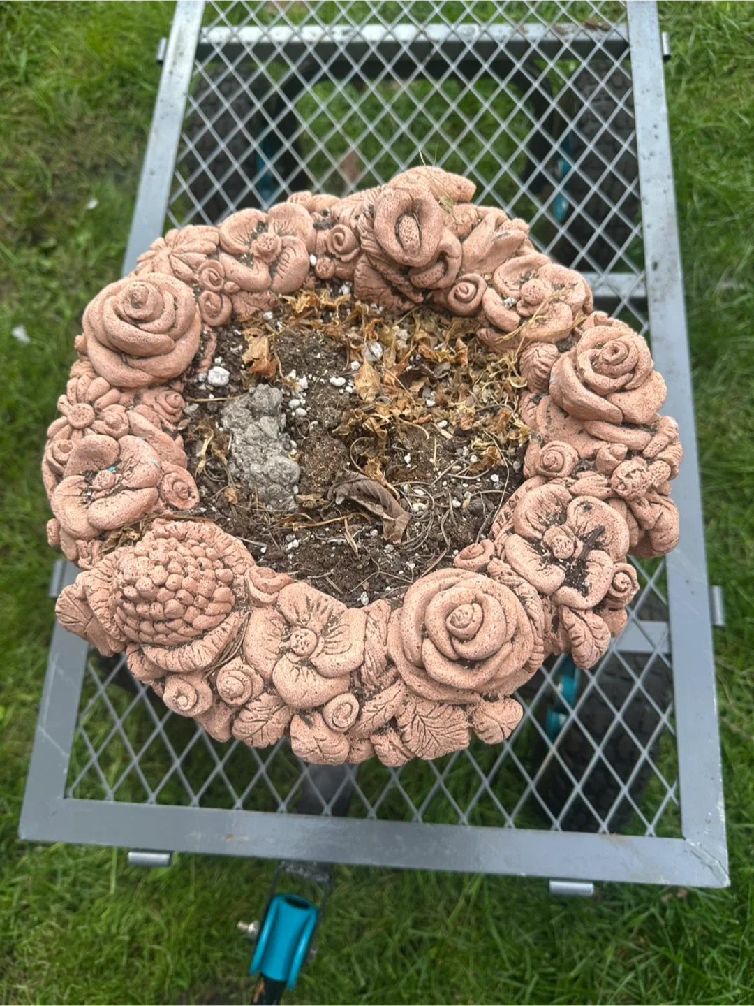 🥕 Terracotta Floral Urn Planter image indicator(2)