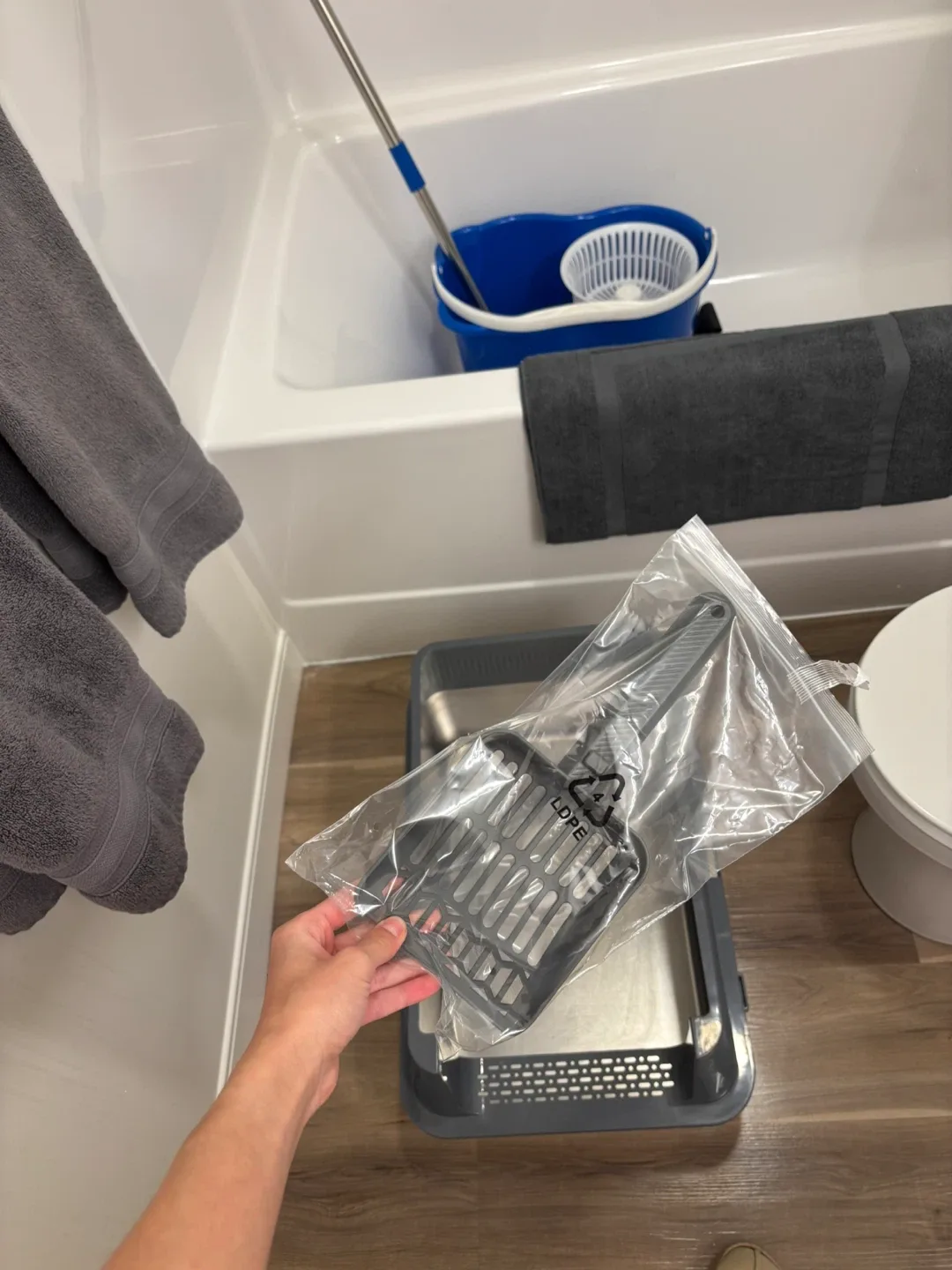 Cat Litter Box + Scoop + Tidy Cats Litter image indicator(3)