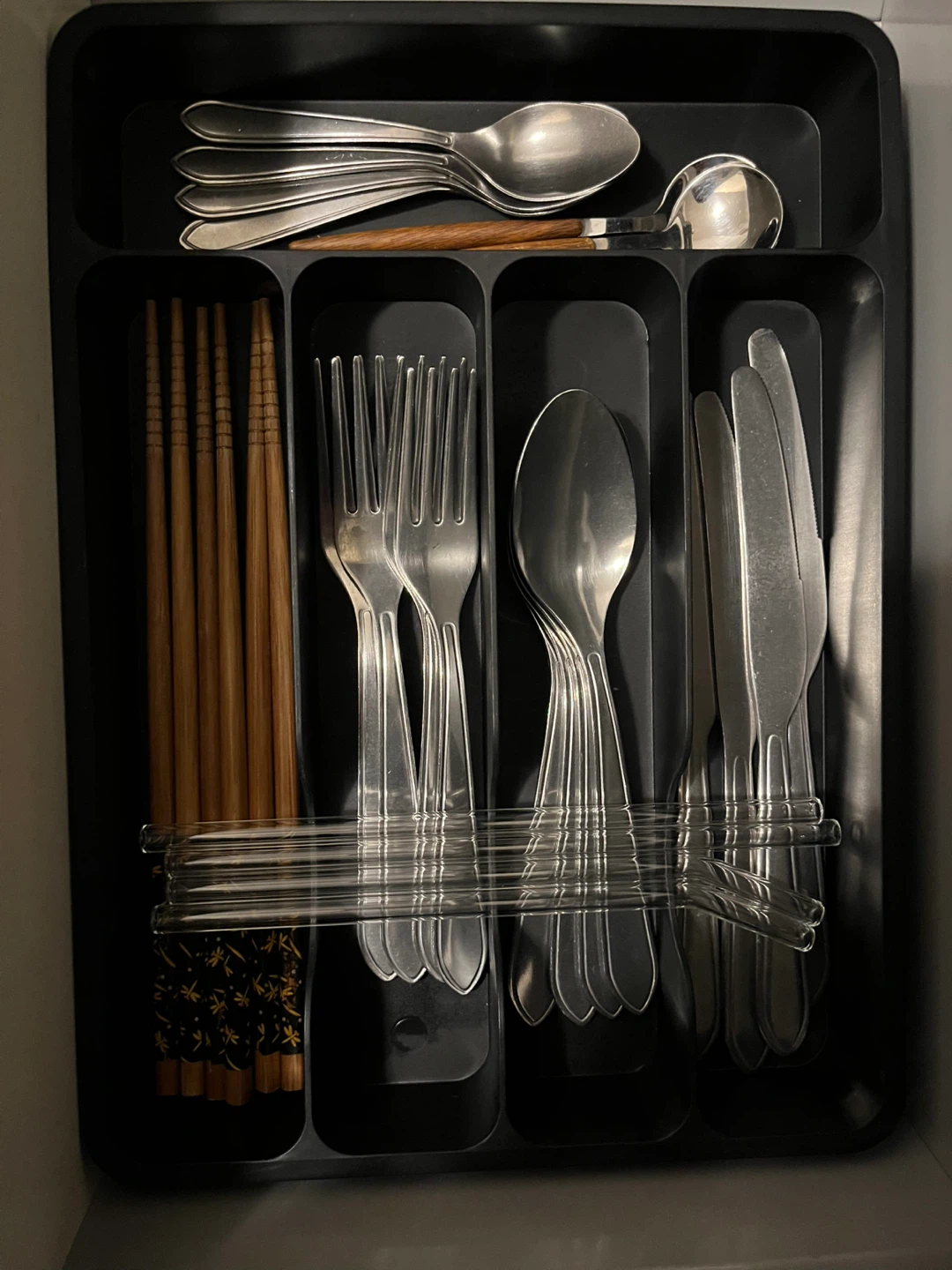 Cutlery set with organizer