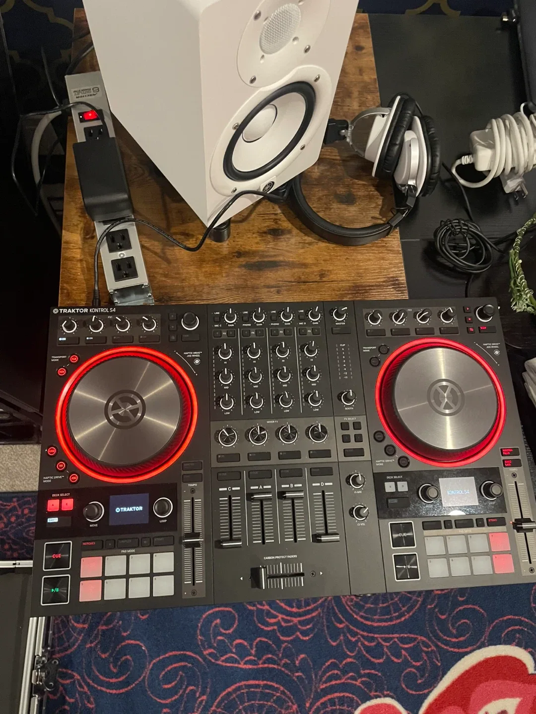 Native Instruments Traktor Kontrol S4 DJ Controller image indicator(2)