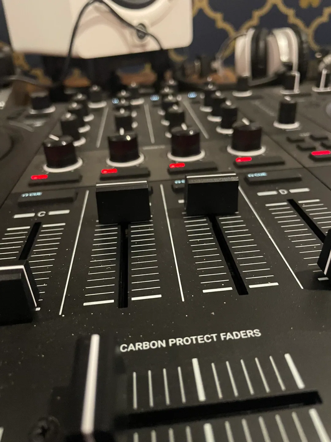 Native Instruments Traktor Kontrol S4 DJ Controller image indicator(7)