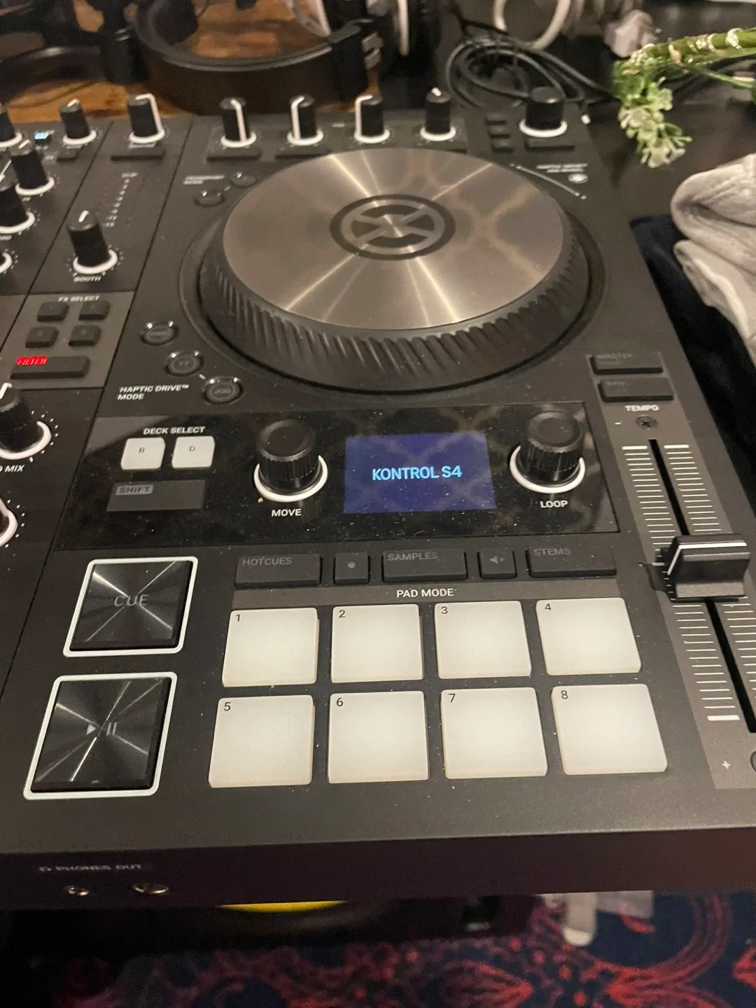 Native Instruments Traktor Kontrol S4 DJ Controller image indicator(6)