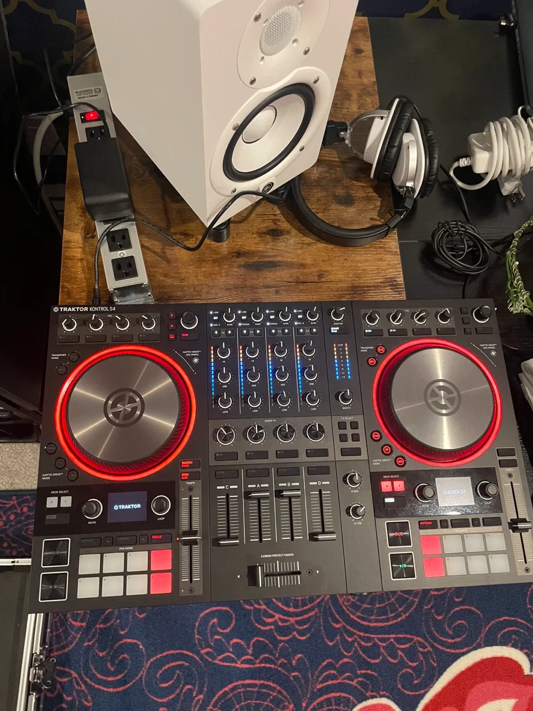 Native Instruments Traktor Kontrol S4 DJ Controller image indicator(3)