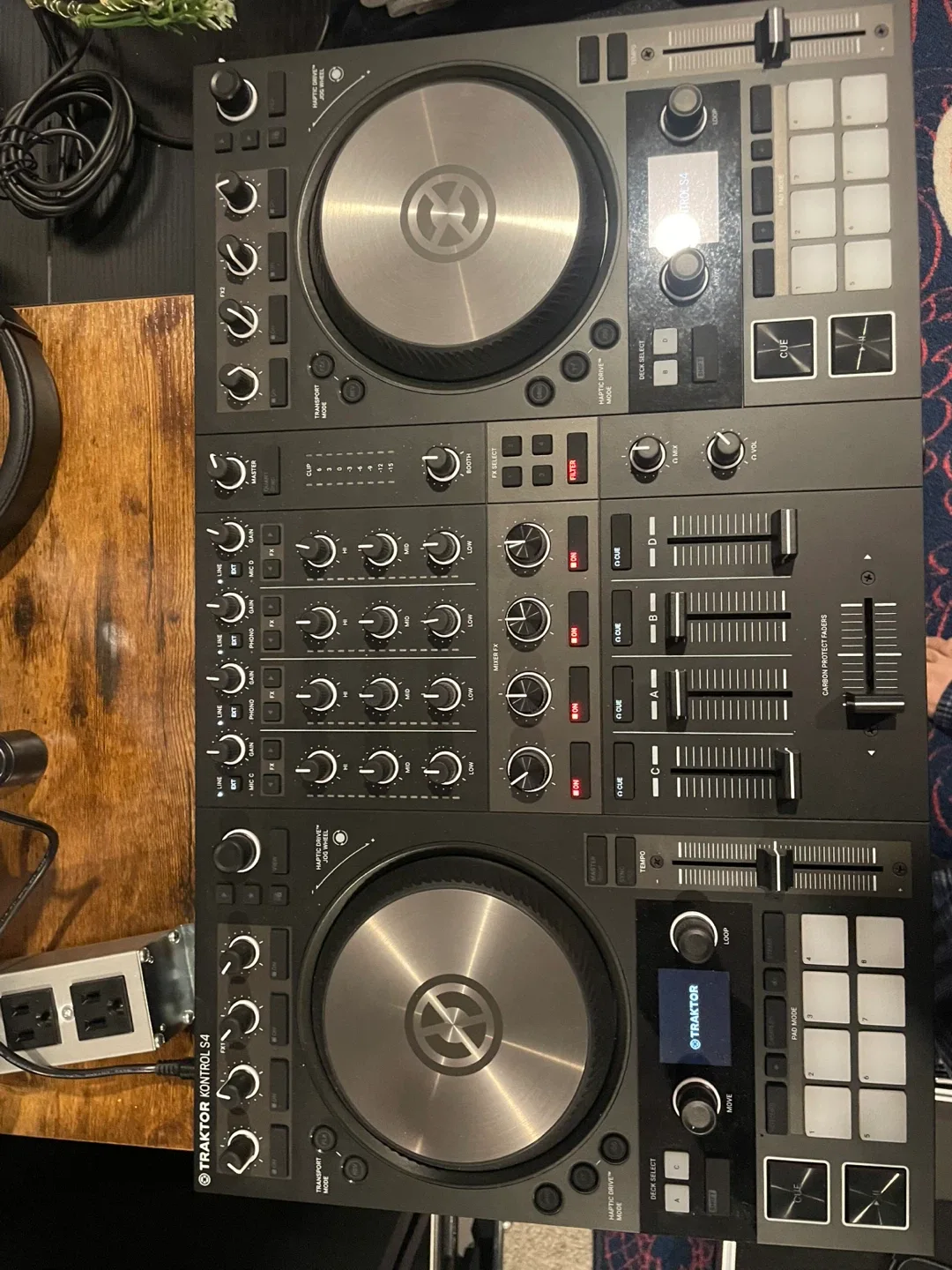 Native Instruments Traktor Kontrol S4 DJ Controller image indicator(5)