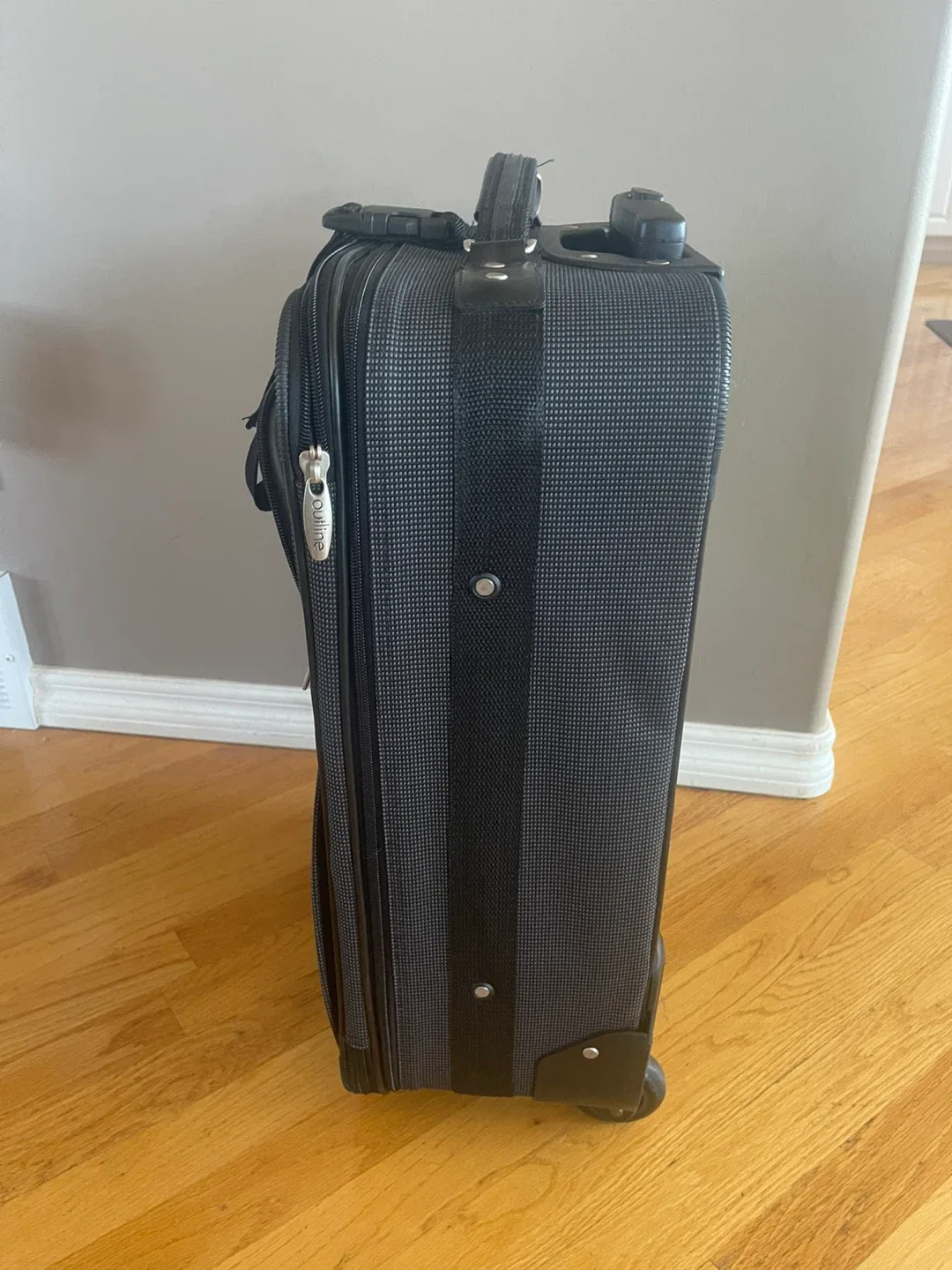 Delsey Rolling Suitcase - Carry-on Size image indicator(3)