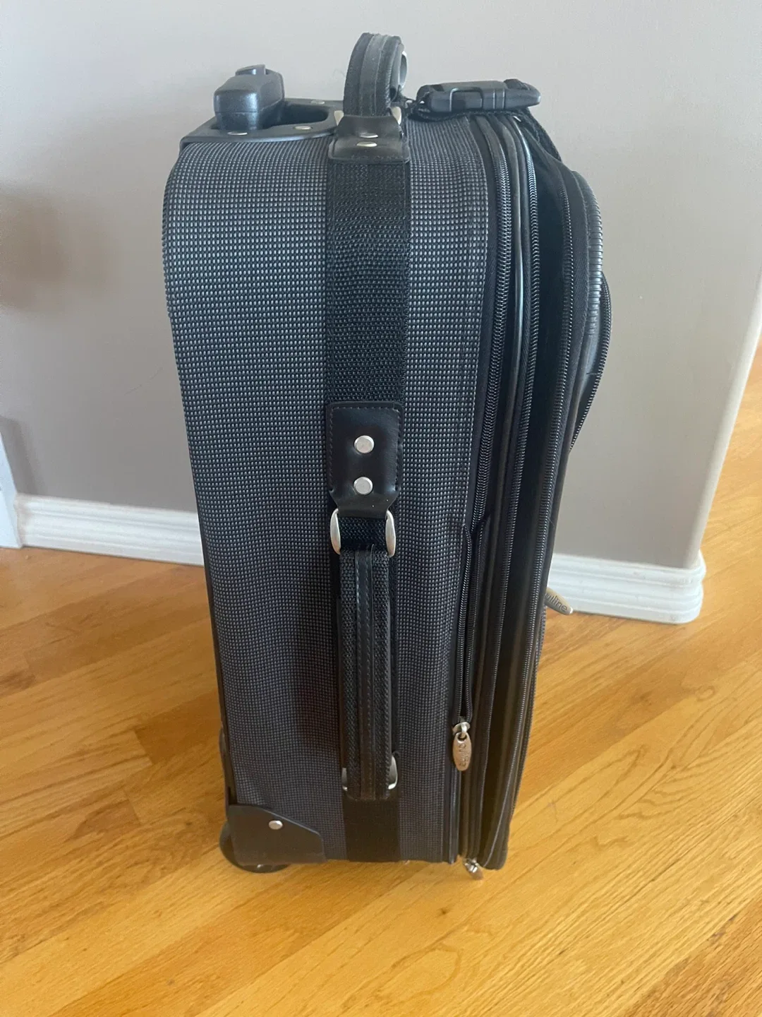 Delsey Rolling Suitcase - Carry-on Size image indicator(4)