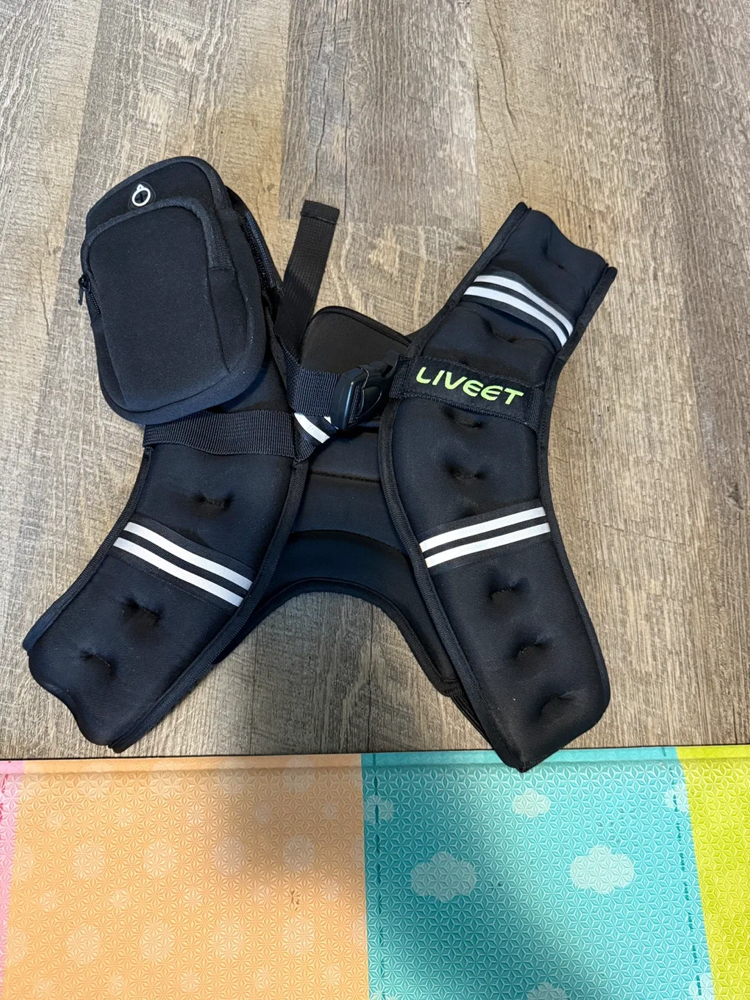 LIVEET Weighted Vest - Black with Phone Holder image indicator(4)