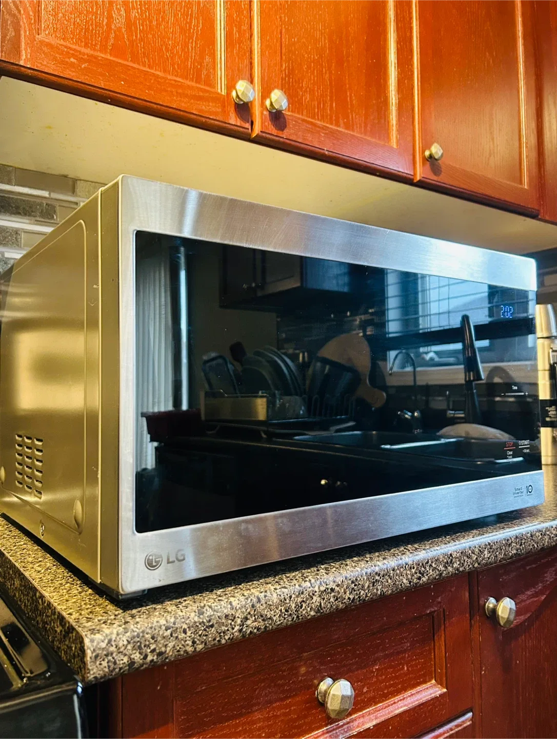 LG 1.5 cu. ft. NeoChef™ Microwave (Smart Inverter/EasyClean) image indicator(2)