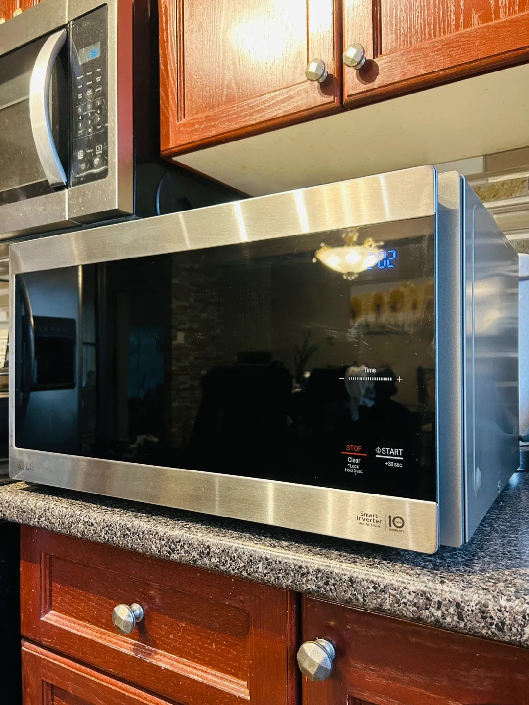 LG 1.5 cu. ft. NeoChef™ Microwave (Smart Inverter/EasyClean)