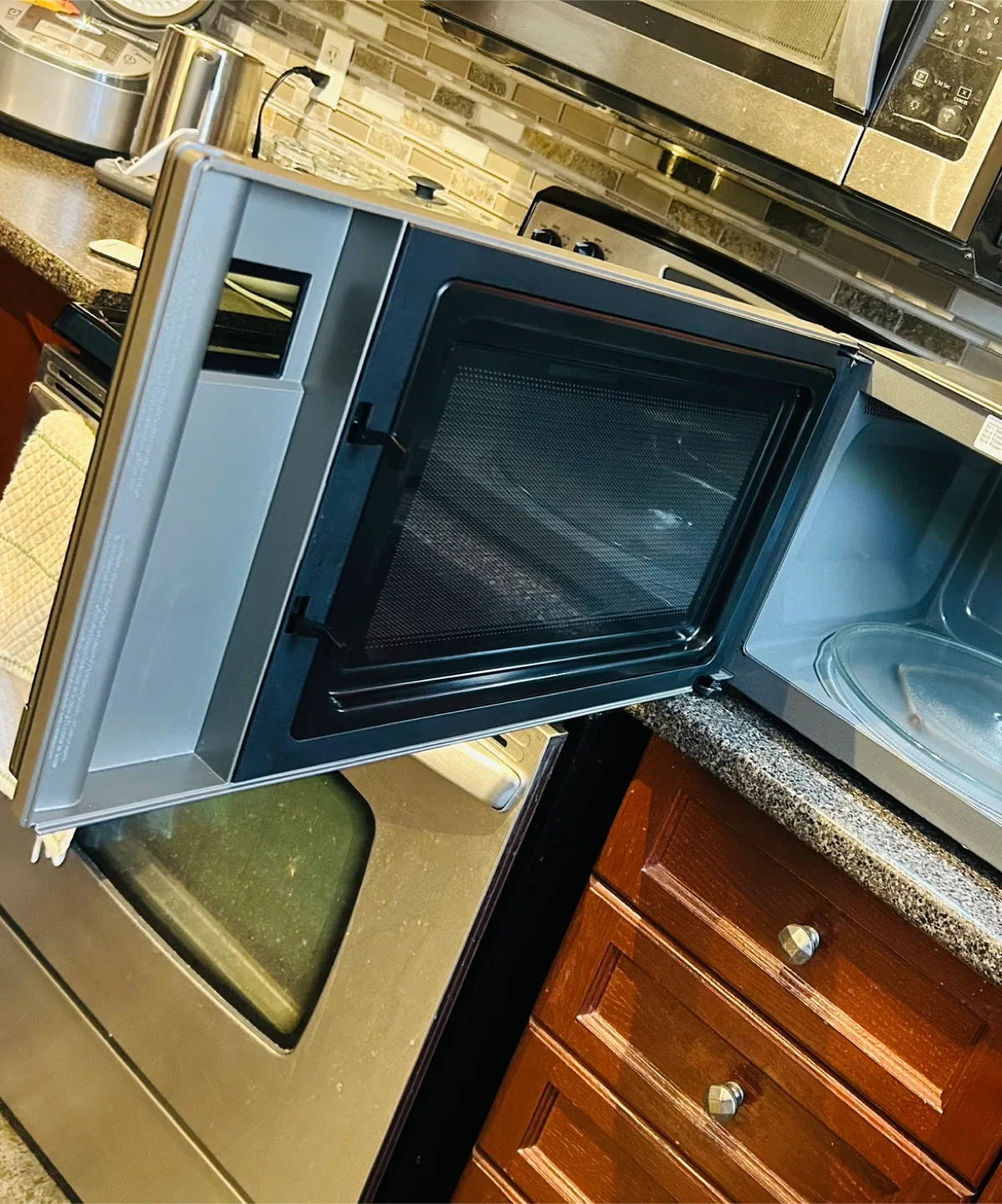 LG 1.5 cu. ft. NeoChef™ Microwave (Smart Inverter/EasyClean) image indicator(3)