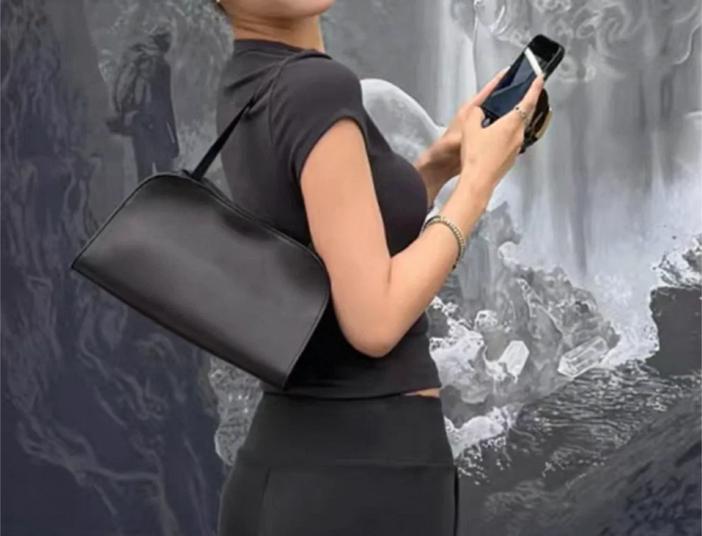 Black Handbag 100% real leather image indicator(5)