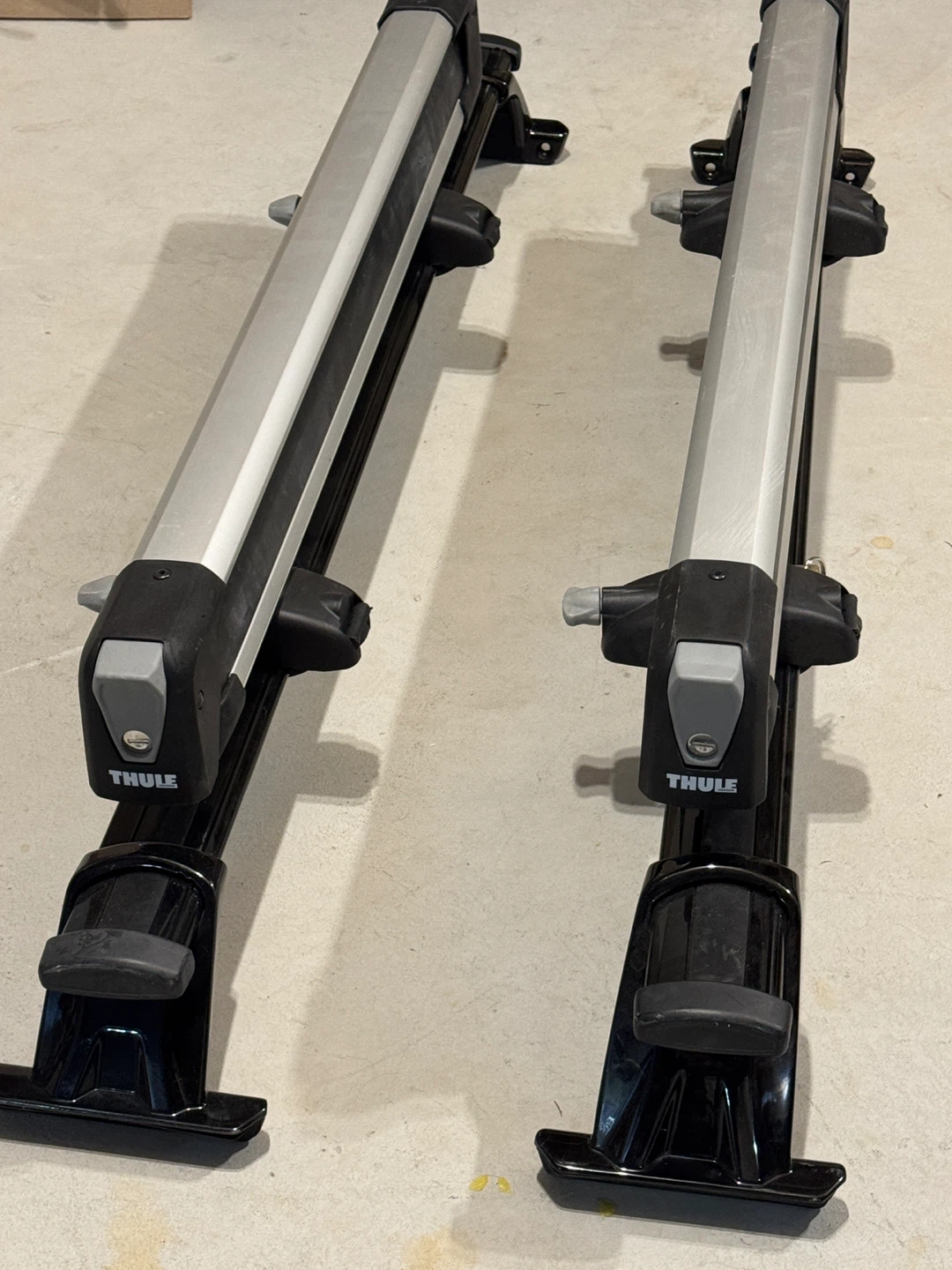 Thule 732601 Ski Carrier - Holds 6 Pairs