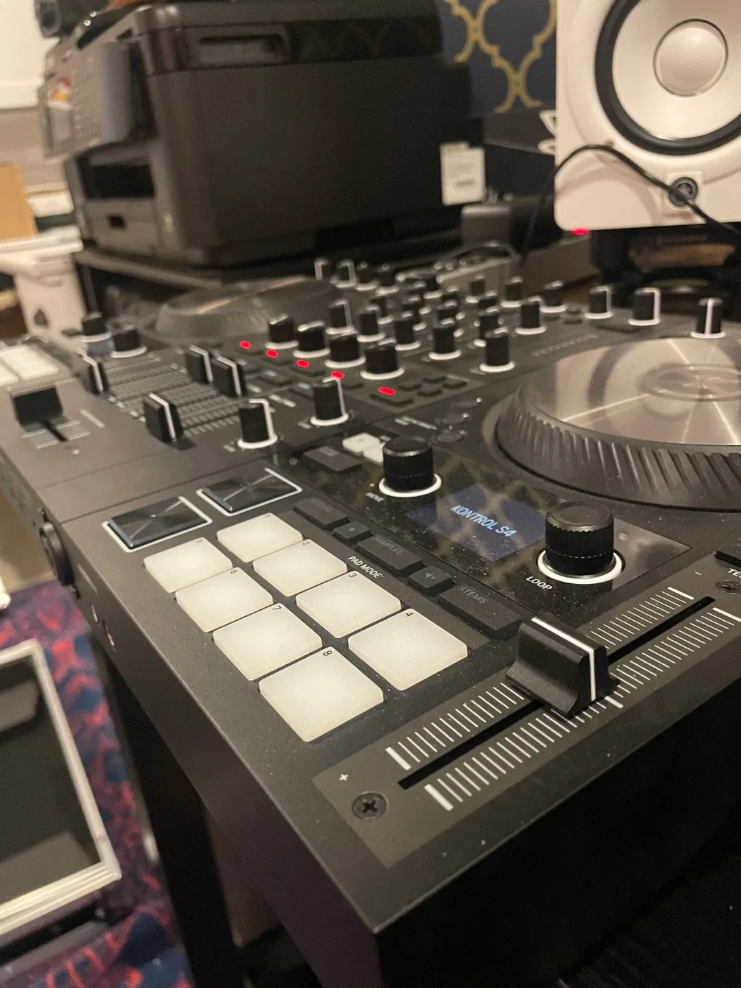 Native Instruments Traktor Kontrol S4 DJ Controller image indicator(8)