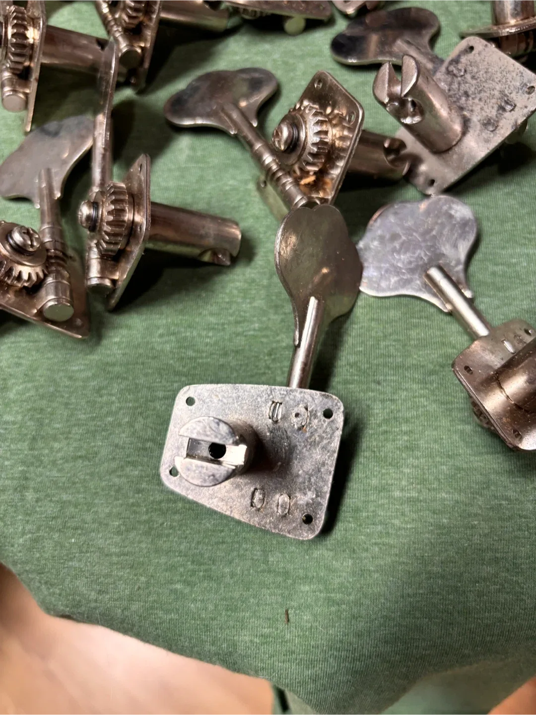 Bass Guitar Tuning Pegs image indicator(3)