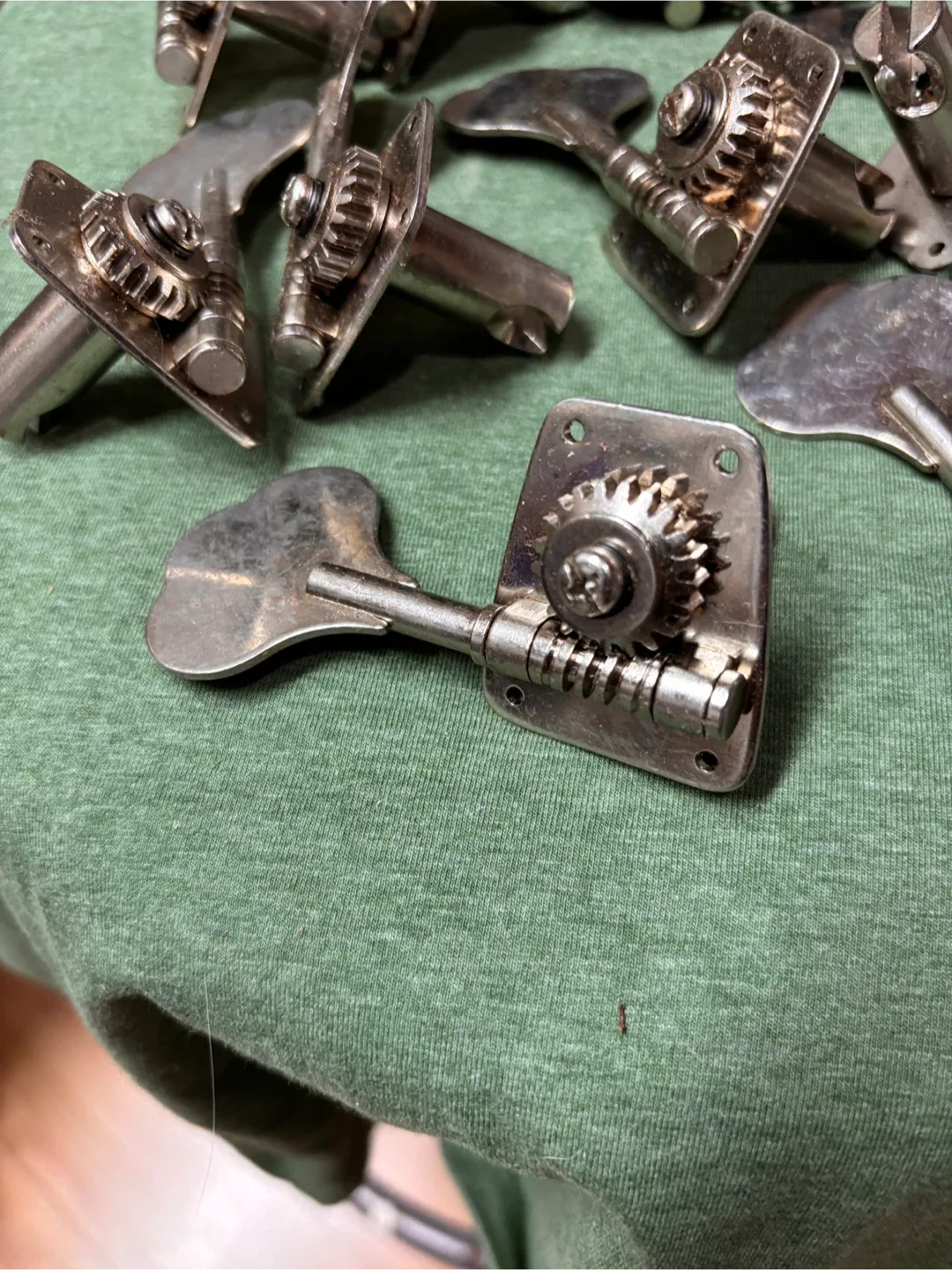 Bass Guitar Tuning Pegs image indicator(4)