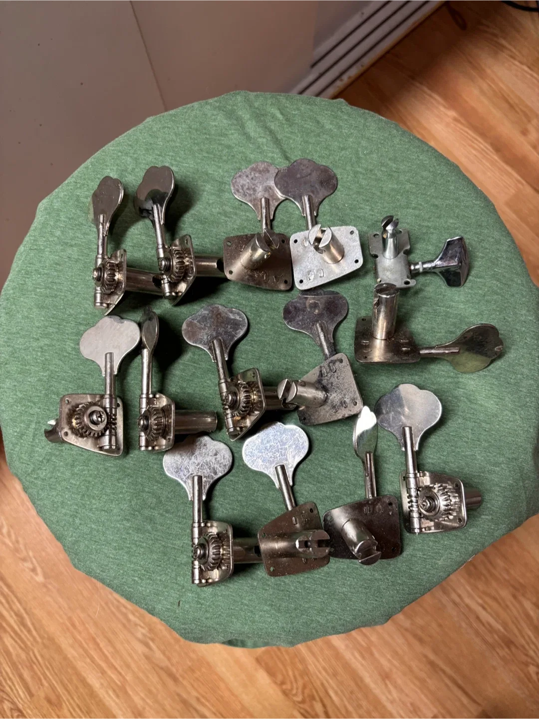 Bass Guitar Tuning Pegs image indicator(2)