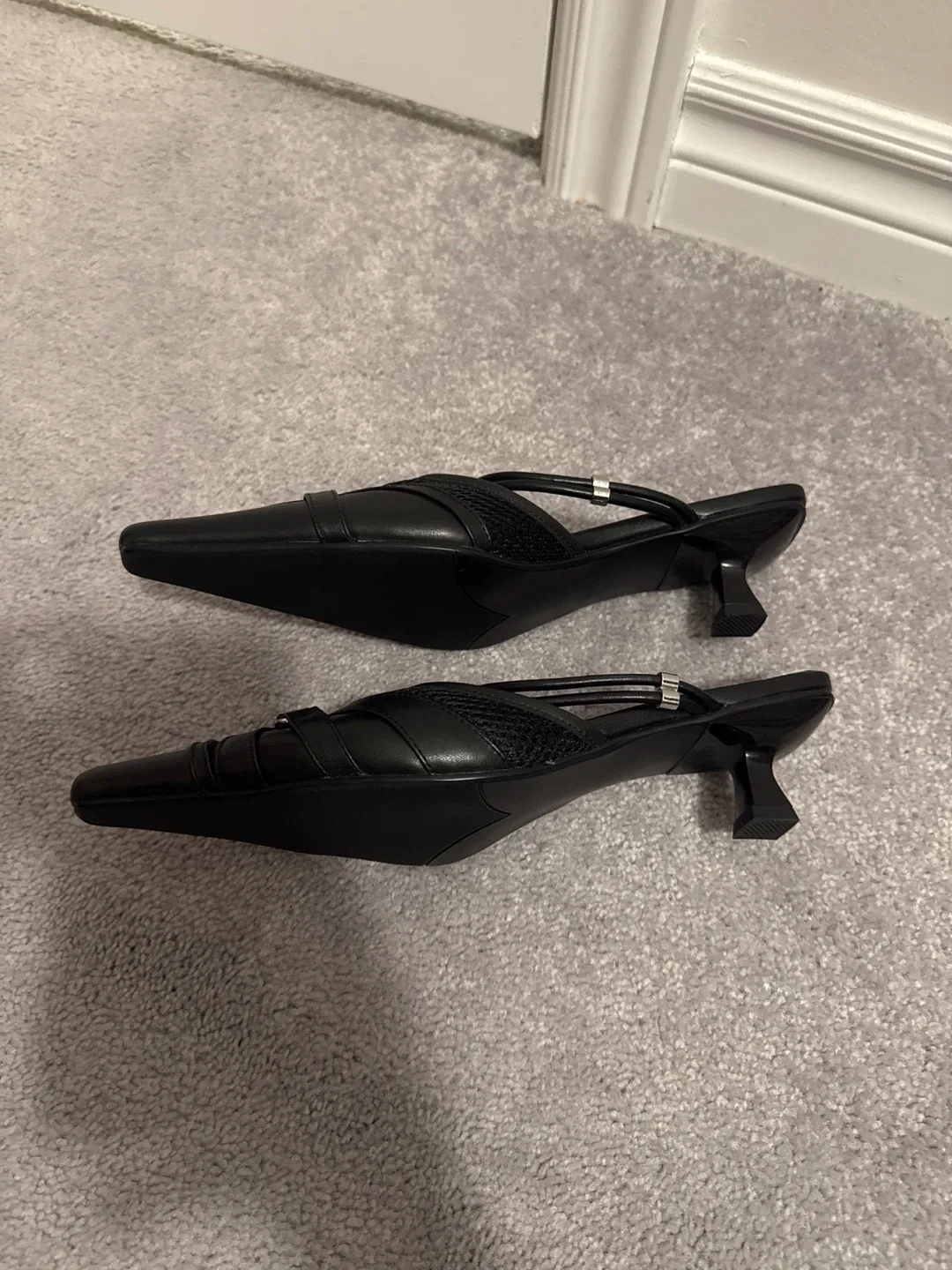 Black Pointed Toe Heels - Size 7 100%leather image indicator(2)