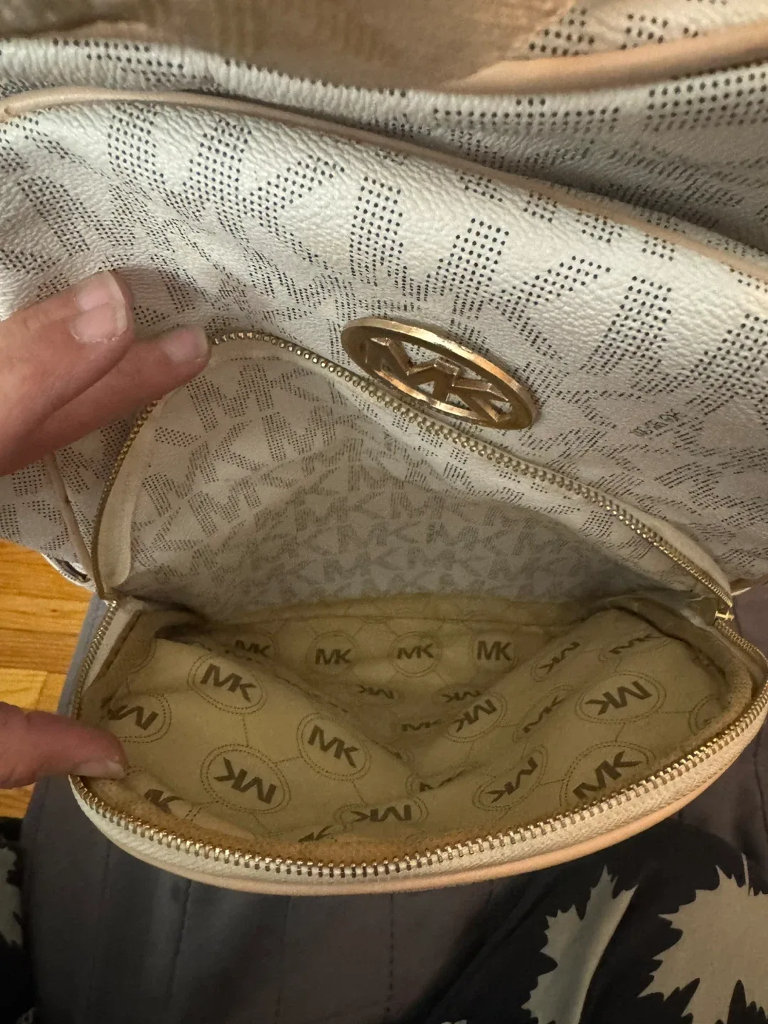 Michael Kors Backpack - White image indicator(2)