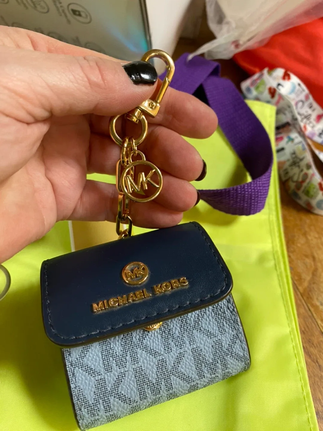 MICHAEL KORS AIRPOD CASE image indicator(5)