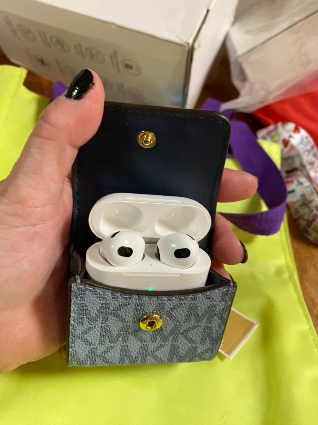 MICHAEL KORS AIRPOD CASE image indicator(2)