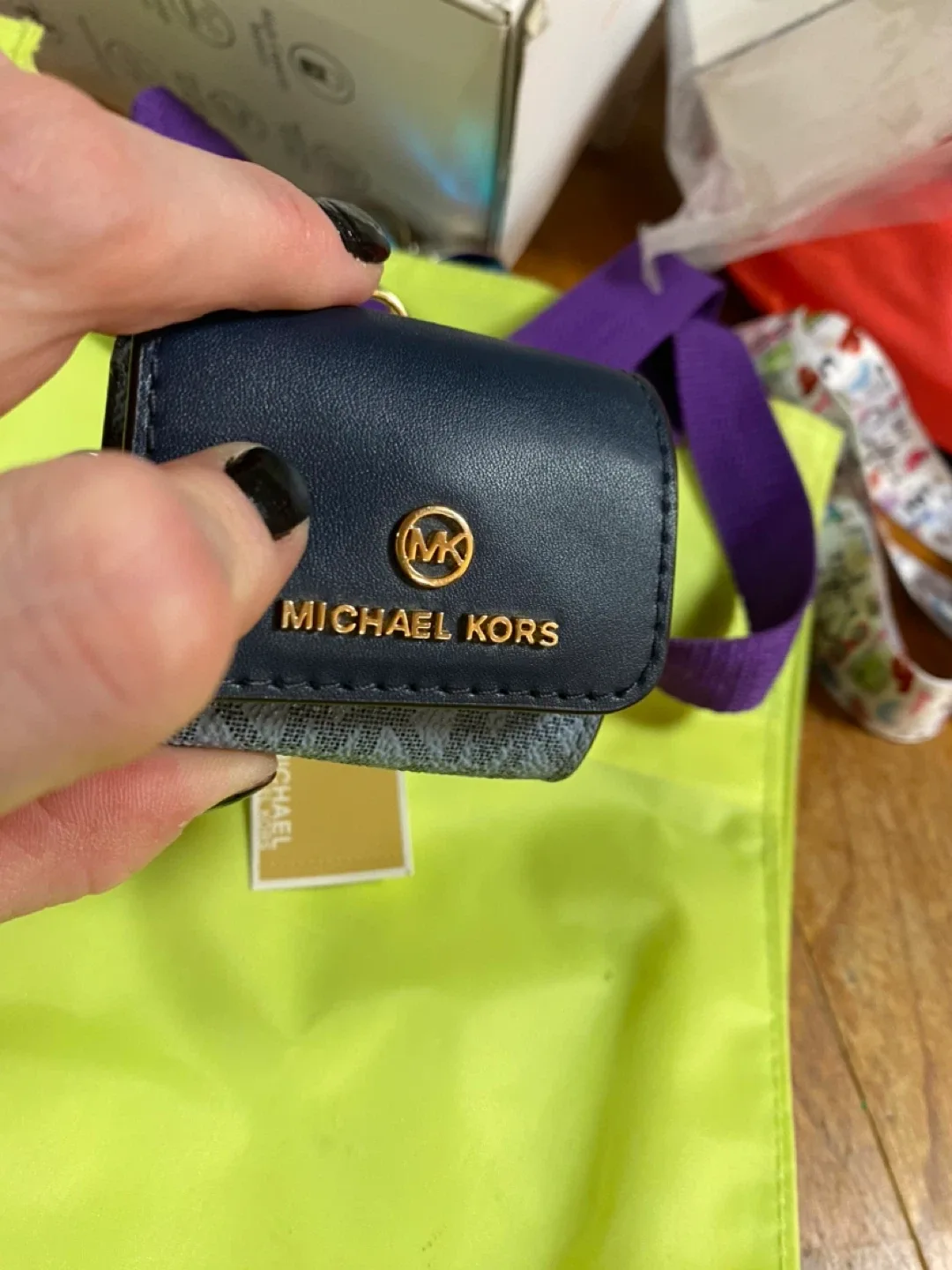 MICHAEL KORS AIRPOD CASE image indicator(4)